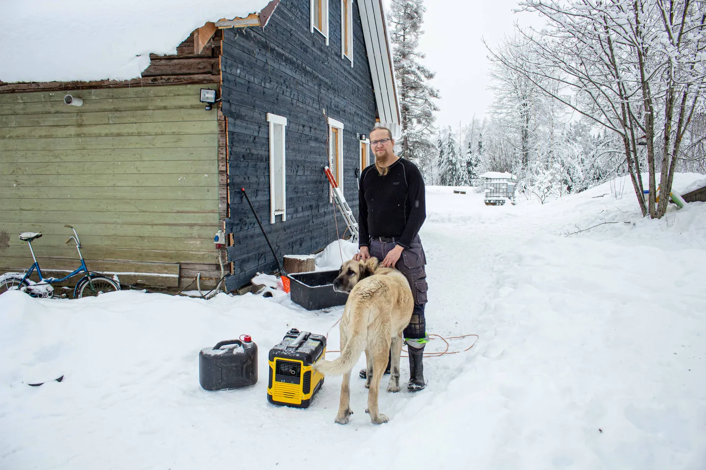 Valgamaal asuva Koobassaare küla elanikule Tarvo Arumäele ja tema perele oli teisipäev 13. päev ilma normaalselt funktsioneeriva elektrivarustuseta. Et asi veidigi parem oleks, hankis ta hiljuti väikse generaatori.