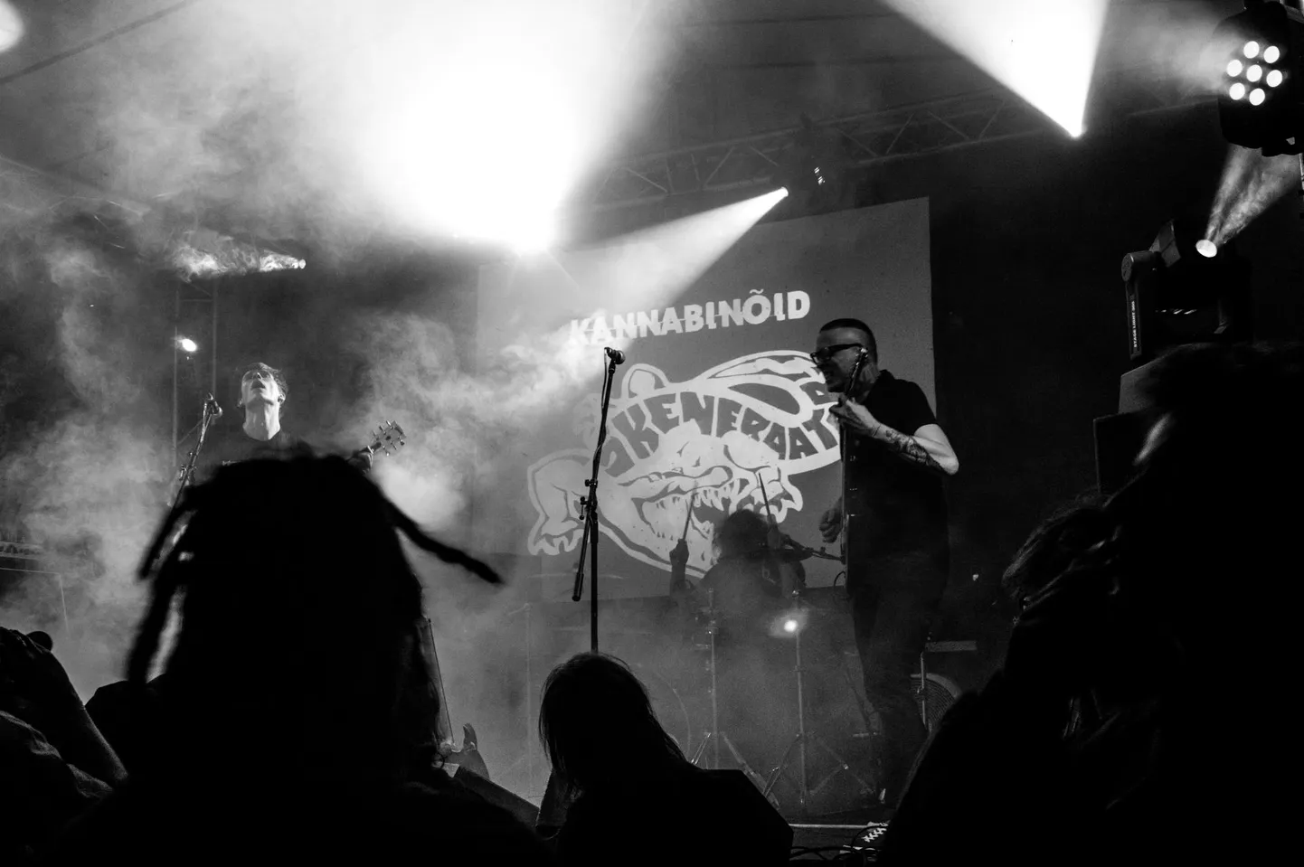 Skeneraatori festivali magusaimal ajal, laupäeva hilisõhtul astus lavale stiilit drone metal&#39;i lähendane Kannabinõid, kelle live oli jõuline, toores ja erakordselt elektrifitseeritud.