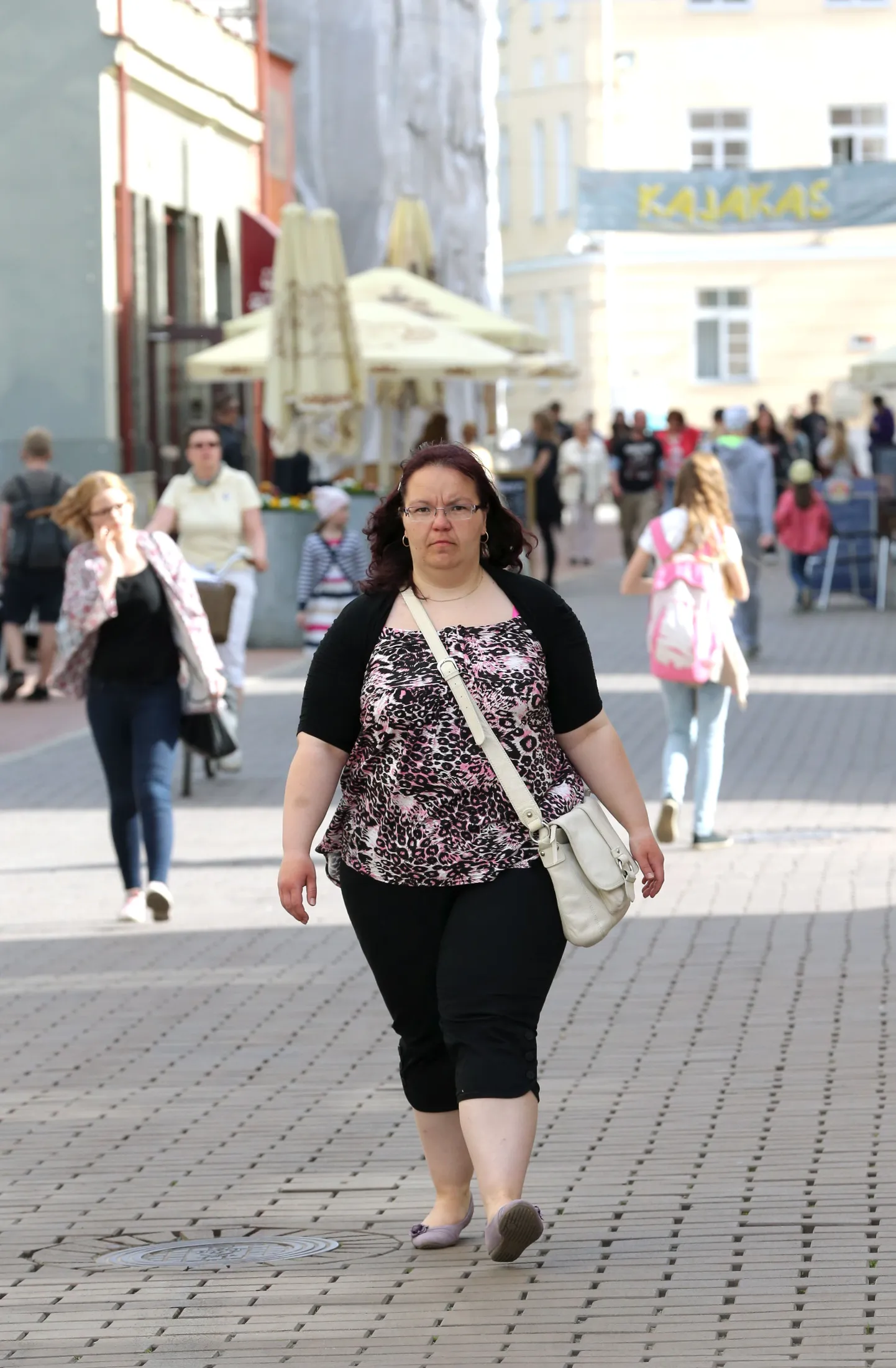 Eve Võimre elab rõõmsat ja õnnelikku elu. Ta ei eristu teistest tänaval kõndijaist millegi poolest, mitte miski ei reeda võõrastele tema keerulise nimega haigust.