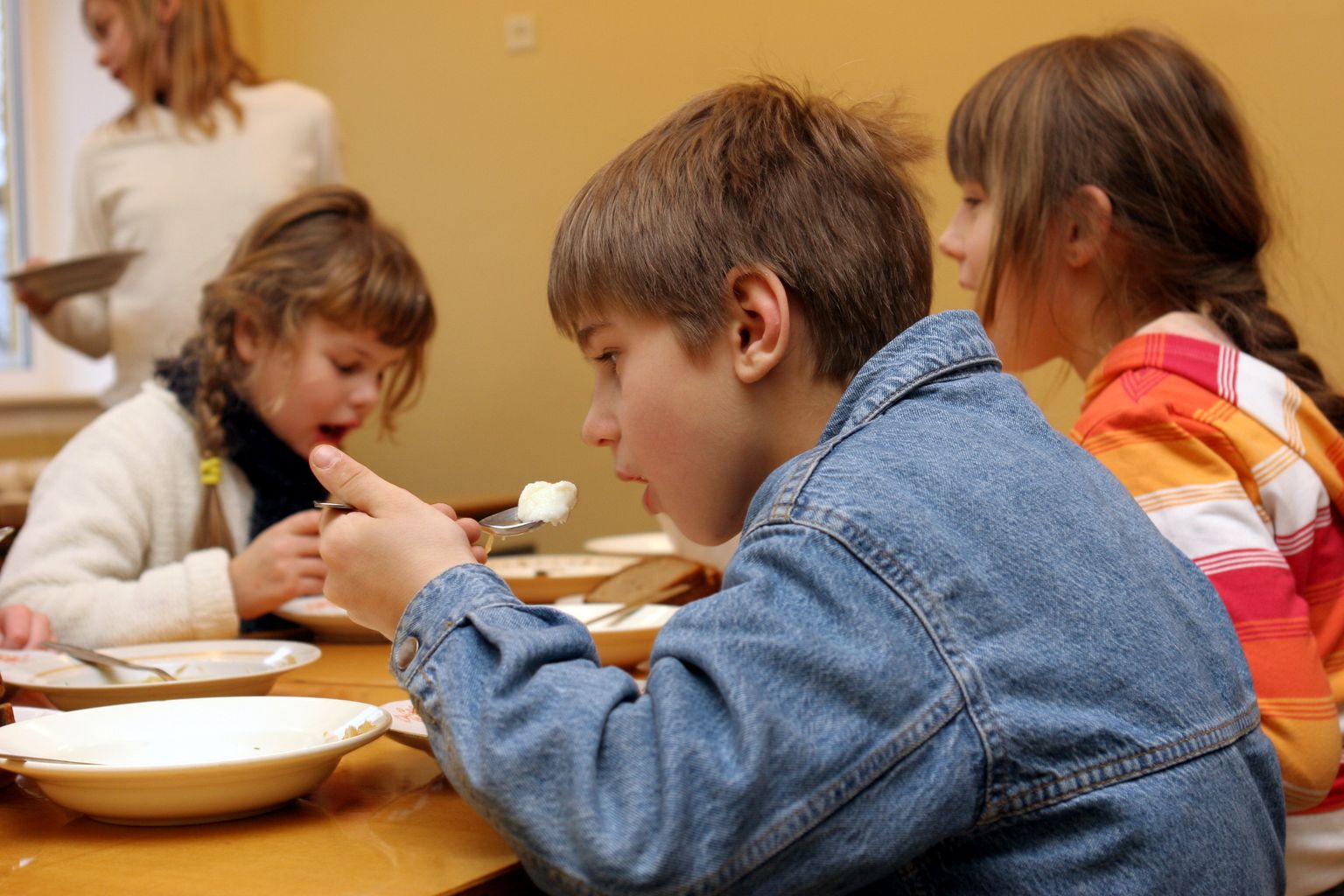 Pildil on Risti põhikooli koolilõuna. Pilt on tehtud koolisööklas, kus söövad 2 ja 3 klassi pikapäevarühma lapsed.