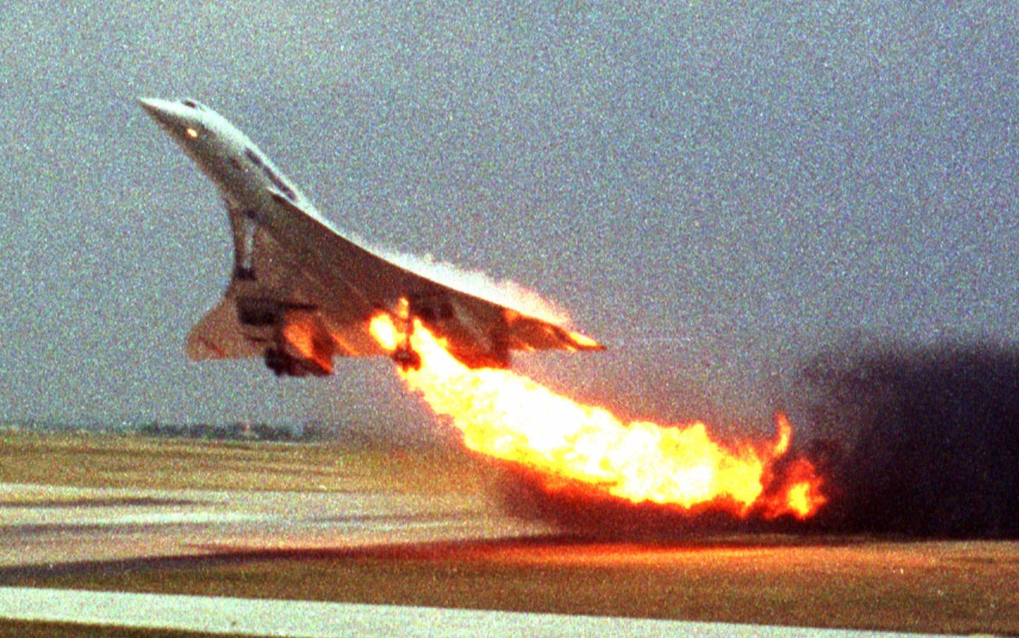 2000. aasta 25. juuli pärastlõunal õhku tõusnud Concorde mõni minut enne allakukkumist tulejutiga sabas.