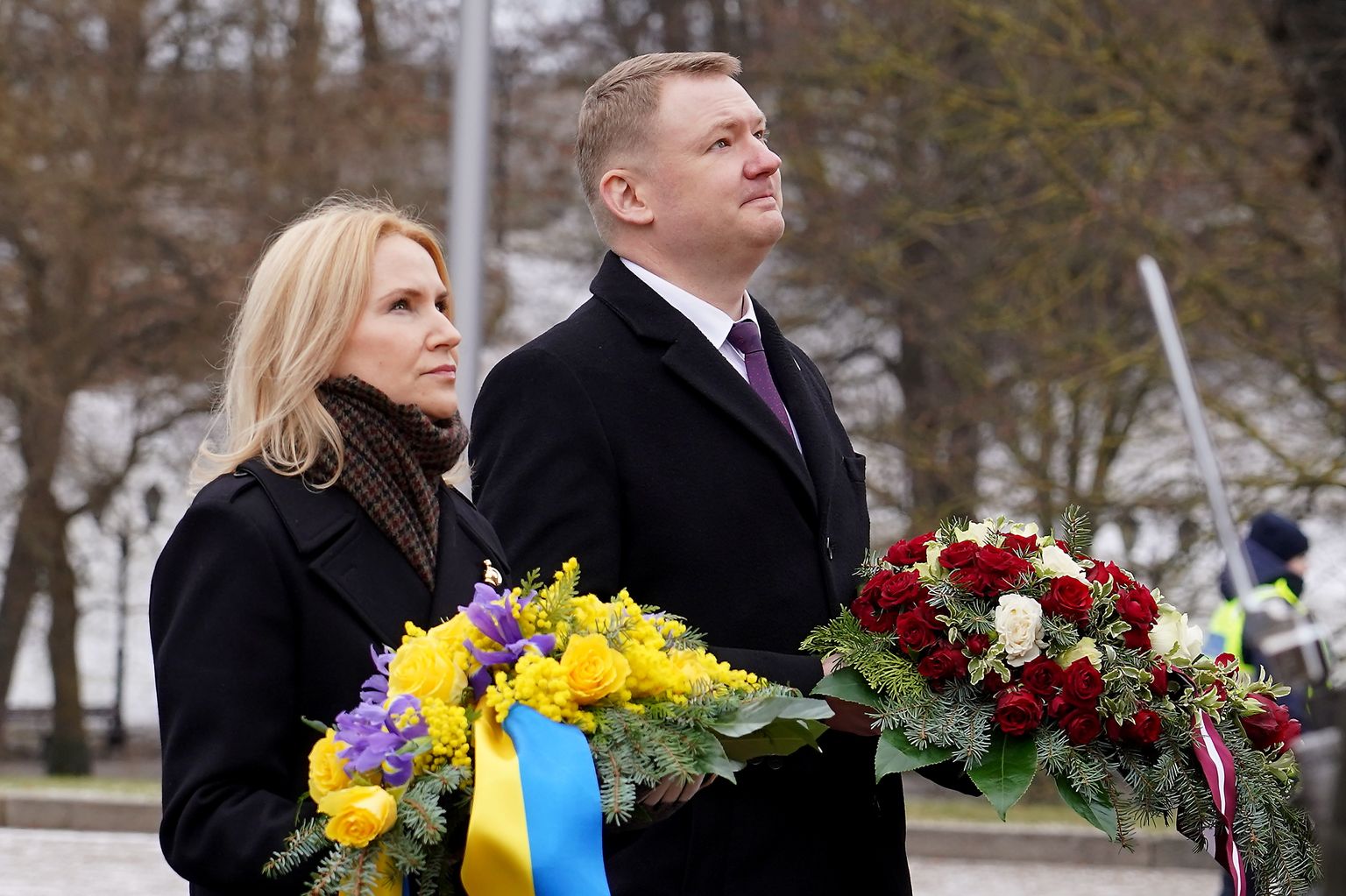 Ukrainas parlamenta vicespīkere Olena Kondratjuka un Saeimas priekšsēdētājs Edvards Smiltēns piedalās ziedu nolikšanas ceremonijā pie Brīvības pieminekļa.
