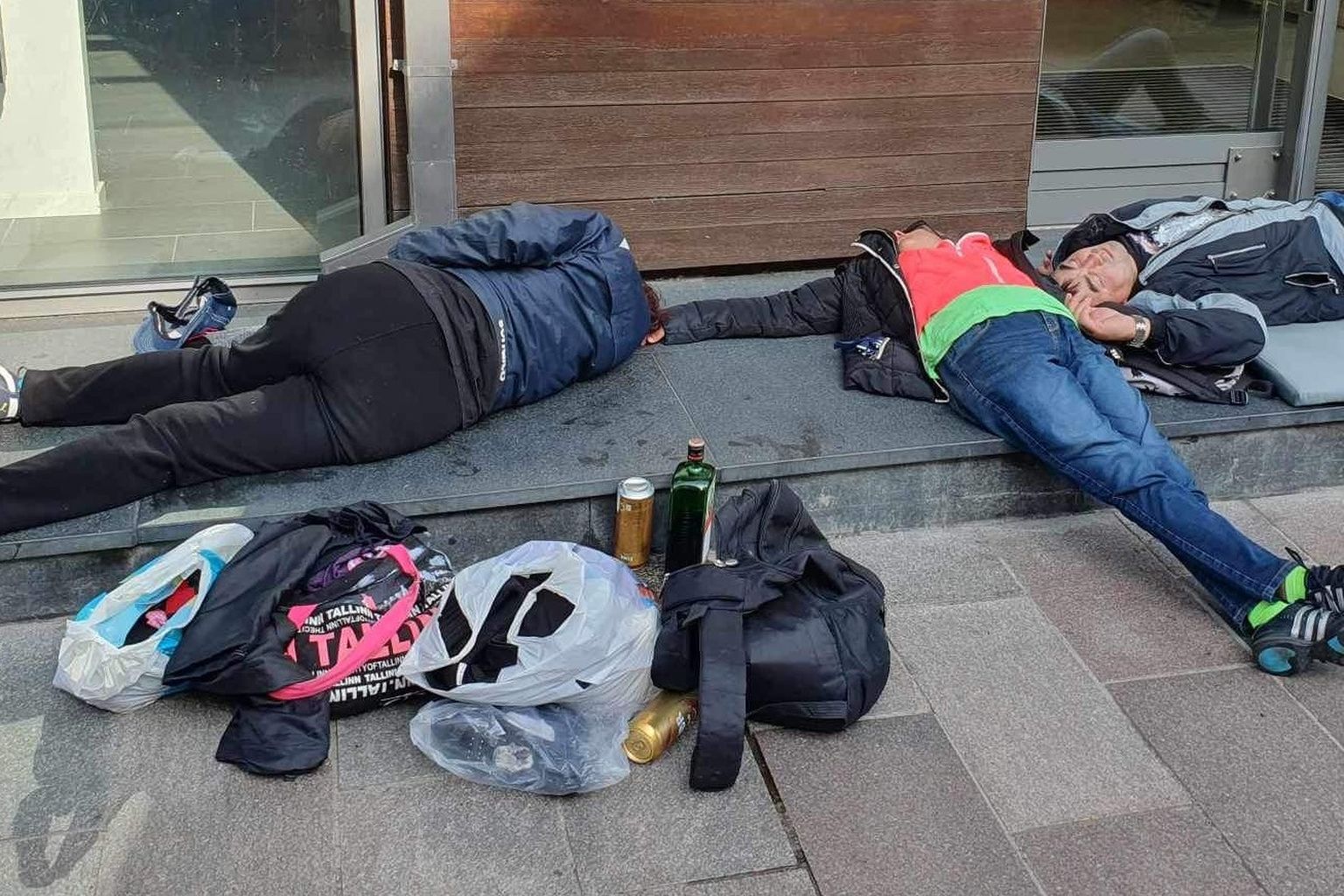 Пьяницы на улице Виру в Таллинне