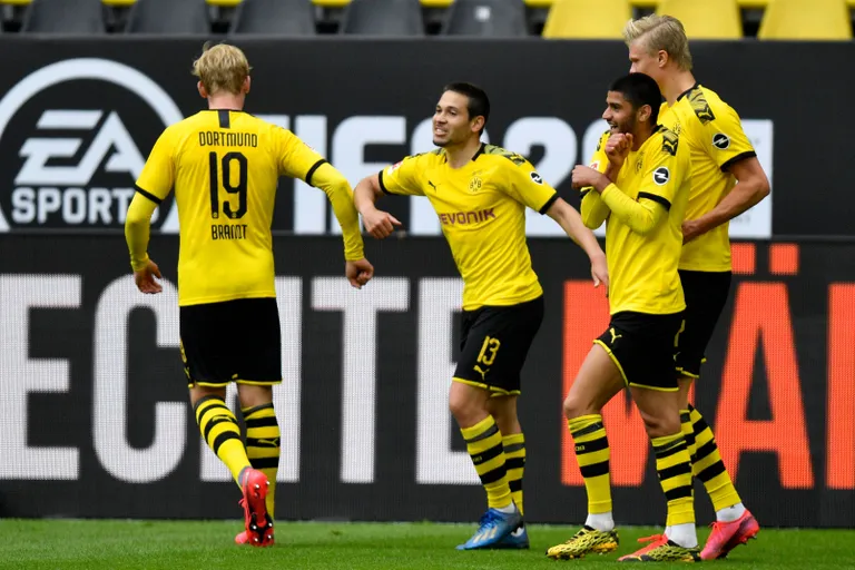 Raphael Guerreiro (nr. 13) koos meeskonnakaaslastega väravat tähistamas.