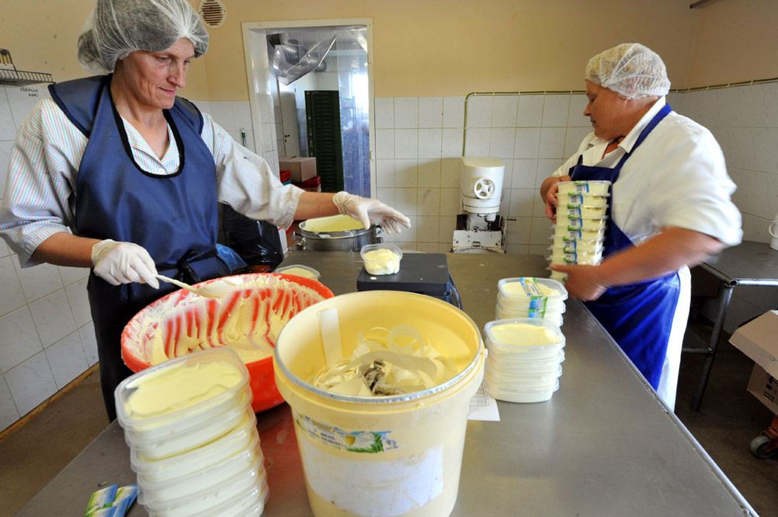 Pajumäe talus valmistatakse mahetoiduna jogurtit, kohupiima ja eri lisanditega kohupiimakreeme. Parasjagu on toodangu karpidesse panemisega ametis Eha Mengel (vasakul) ja Lidia Bopmane.