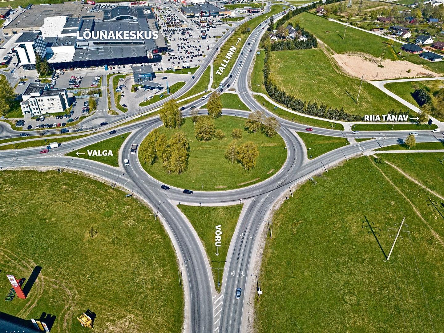 Tartu Riia ring eile hommikul, taga vasemal Lõunakeskus. Maanteeamet plaanib sellesse kohta rajada kolmetasandilise liiklussõlme.