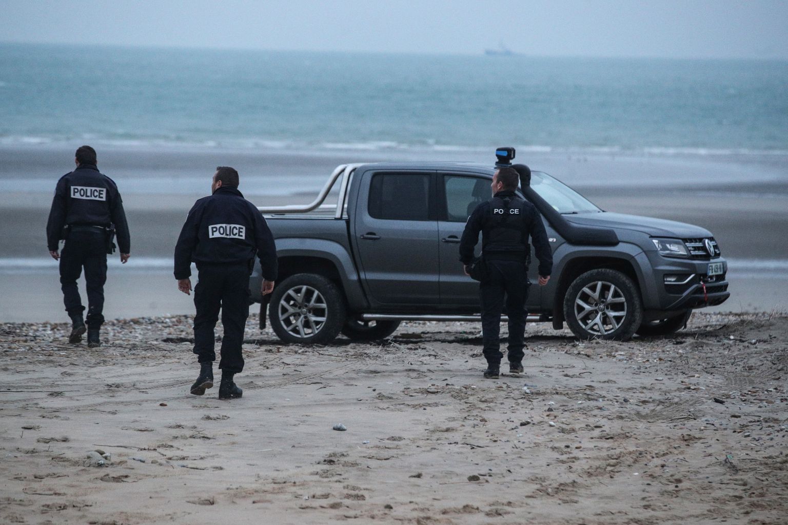 Prantsuse politseinikud kontrollivad randa Wimereux' lähedal. Foto on illustratiivne.