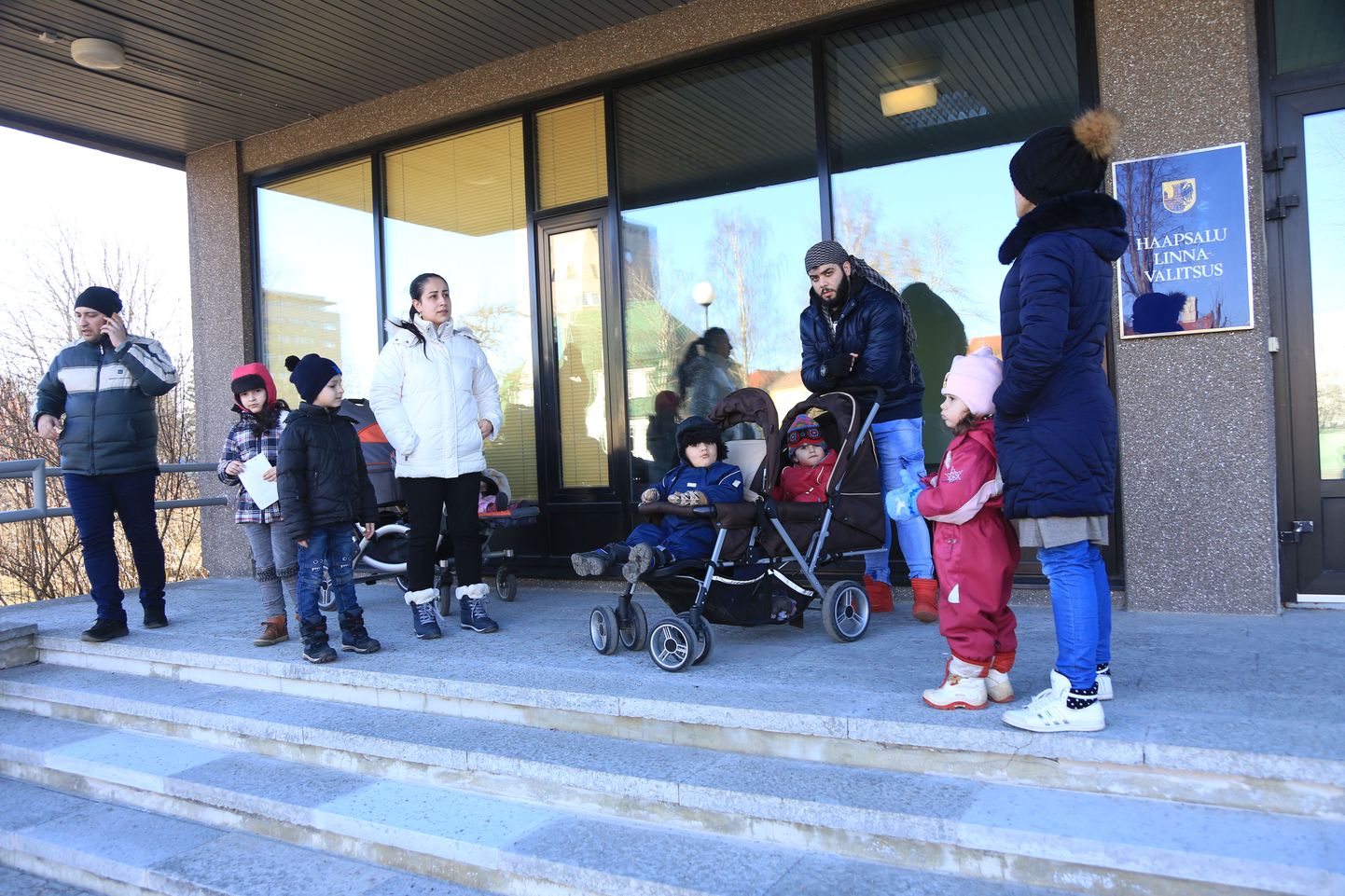 Беженцы собрались у здания горуправы Хаапсалу, чтобы выразить свое недовольство расторжением договора с MTÜ Pagula.