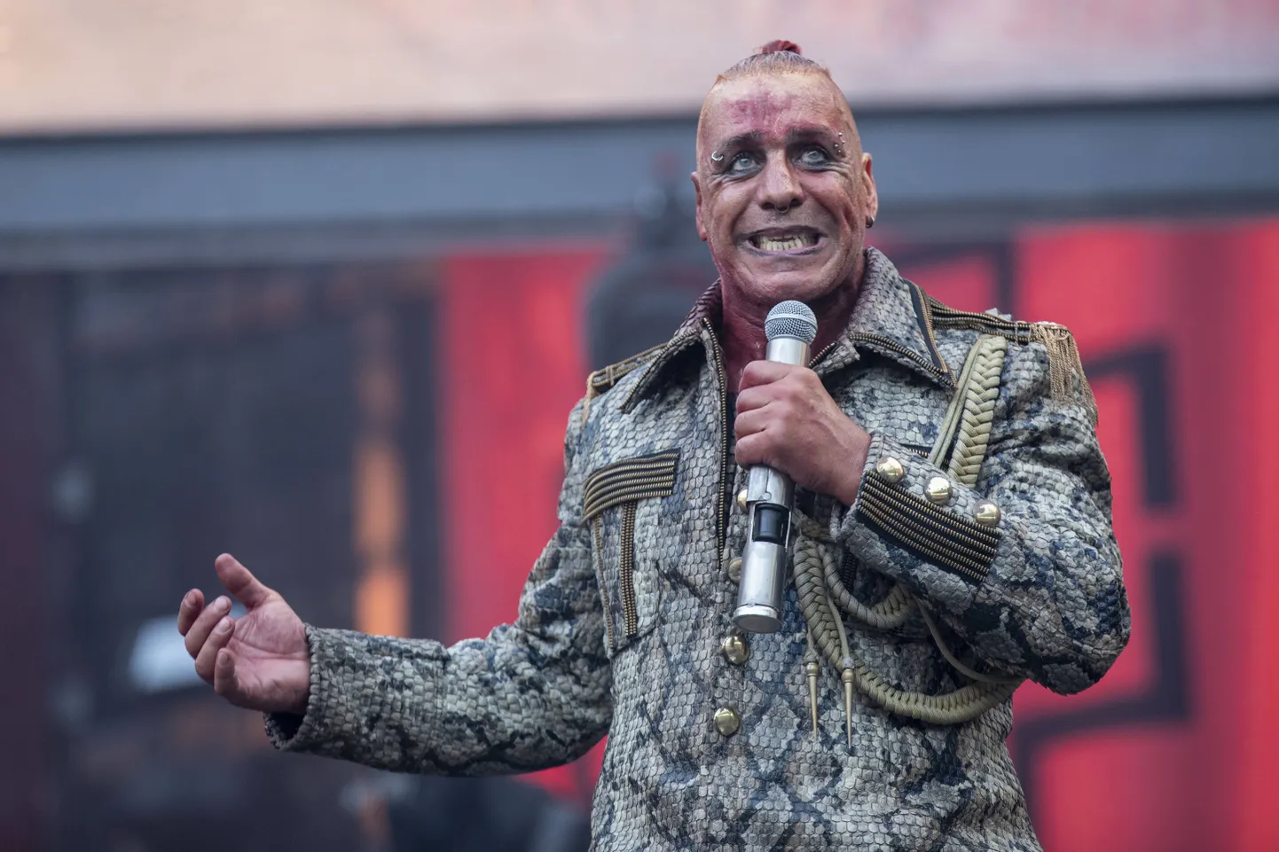 Rammsteini laulja Till Lindemann möödunud suvel Berliini staadionil esinemas.