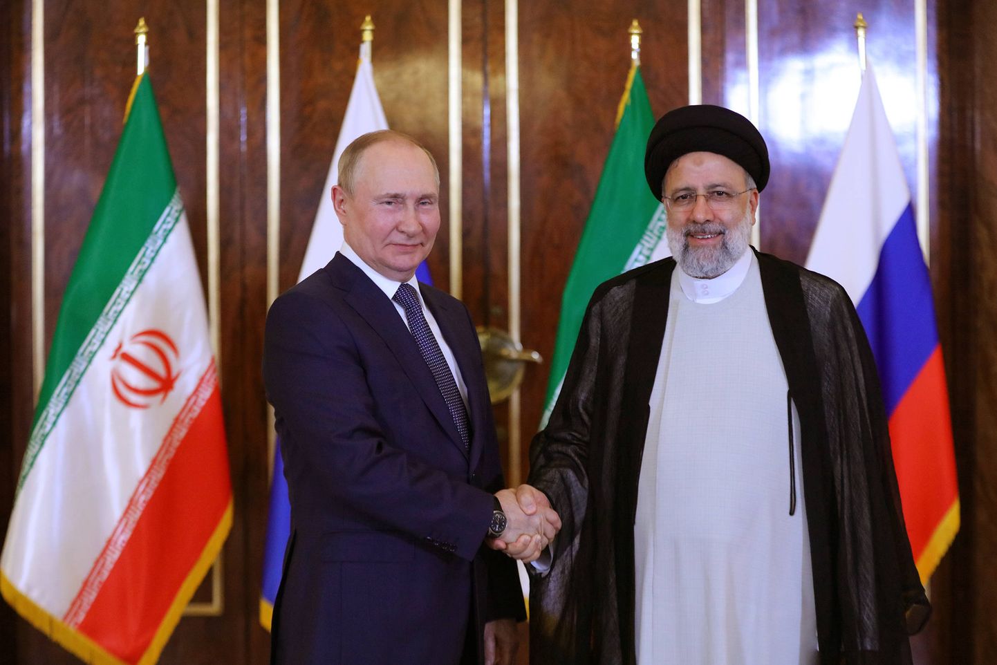 Venemaa president Vladimir Putin surub kätt Iraani presidendi Ebrahim Raisiga nende kohtumisel Teheranis.