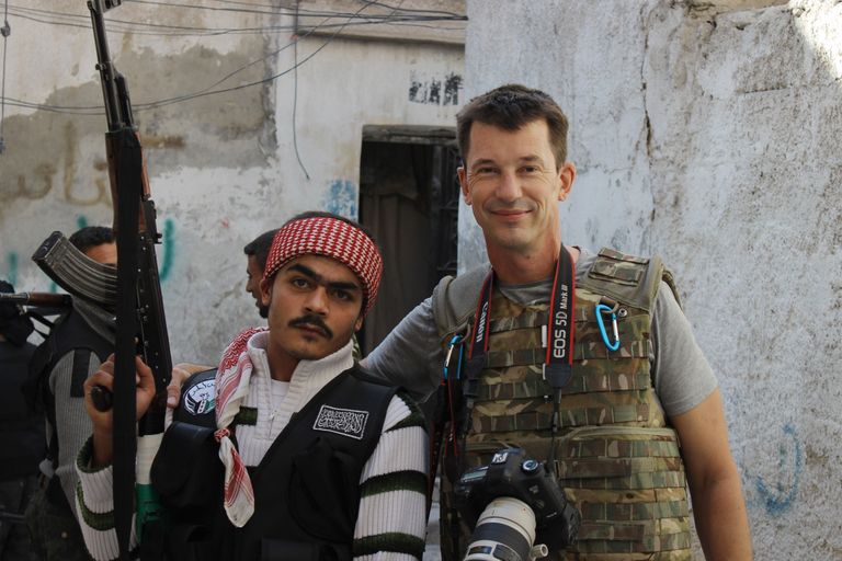 John Cantlie poseerimas 11. novembril 2012 Aleppos Vaba Süüria Armee võitlejaga.