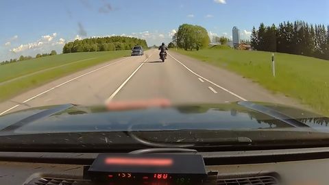 VIDEO ⟩ Mootorrattur kihutas ligi 200-kilomeetrise tunnikiirusega