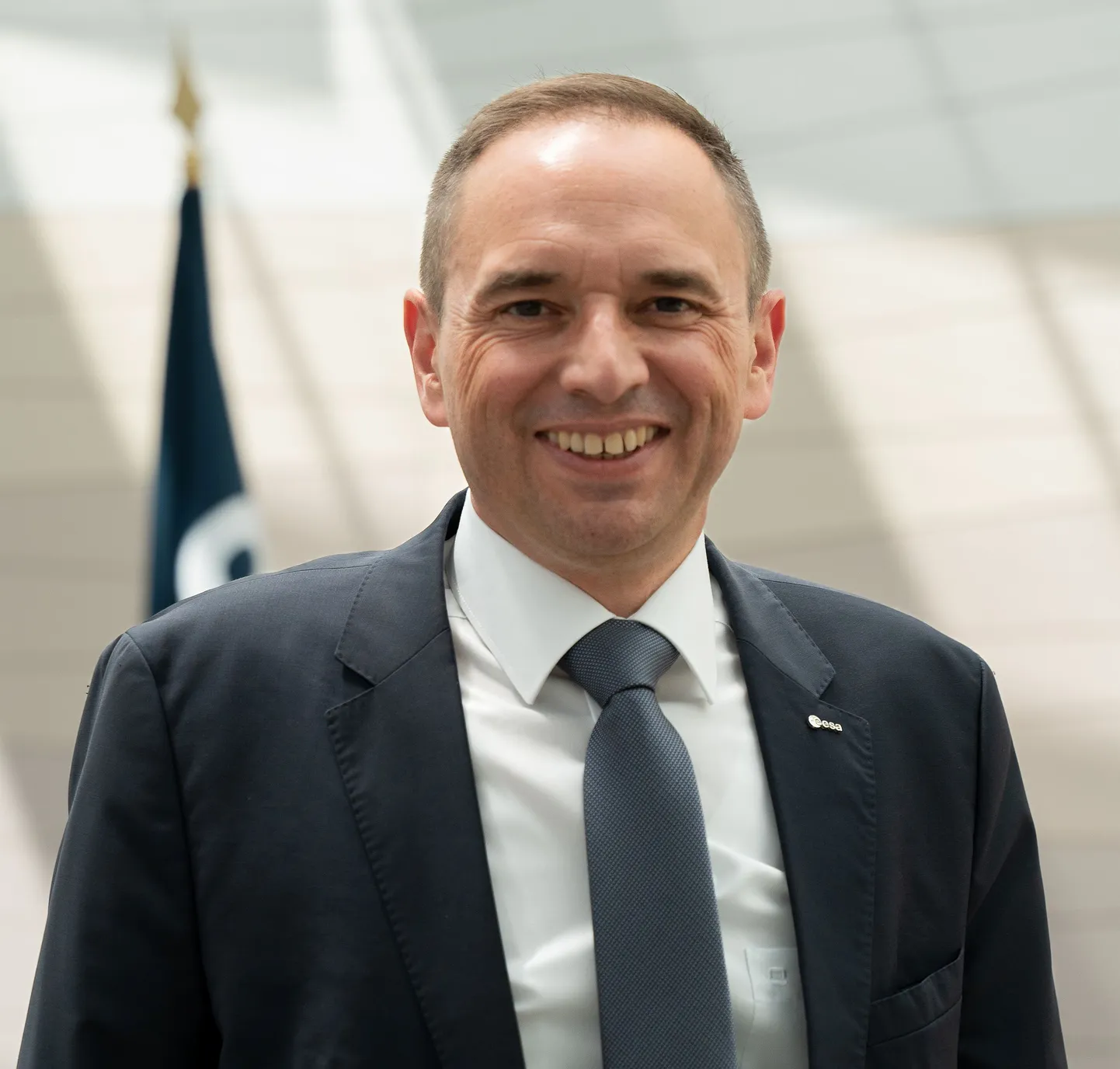 ESA kommunikatsiooni ja turvalise side direktor Laurent Jaffart peab lähema aja üheks olulisemaks arenguks kosmoses tarkvaraliselt määratletavaid satelliite: orbiidile saadetud aparaate saab maa pealt muuta vaid nende tarkvara seadistades. See tagab tulevikus ka parema turvalisuse.