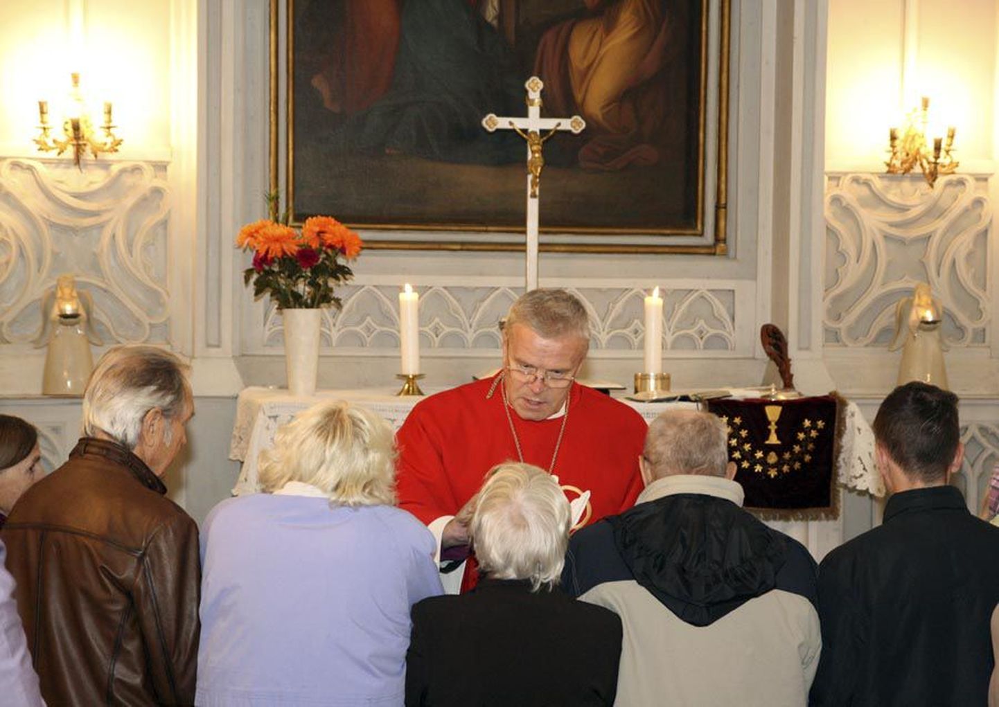 Pääpiiskop Andres Põder jagas Tarvastun rahvale õnnistust.