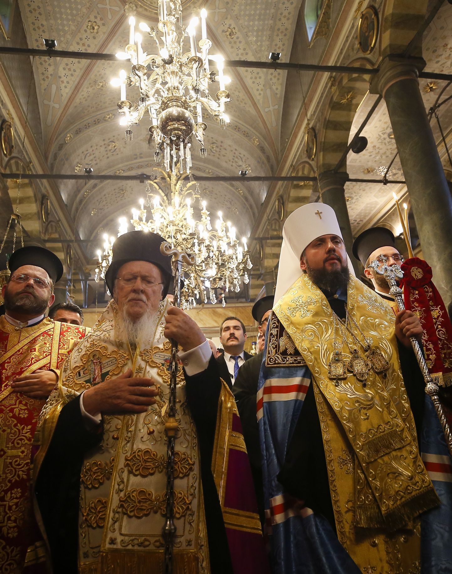 Konstantinoopoli oikumeeniline patriarh Bartholomeus (vasakult teine) ja Ukraina õigeusukiriku juht Epifanius (paremal) tomose allkirjastamise tseremoonial täna Istanbulis Püha Jüri kirikus.