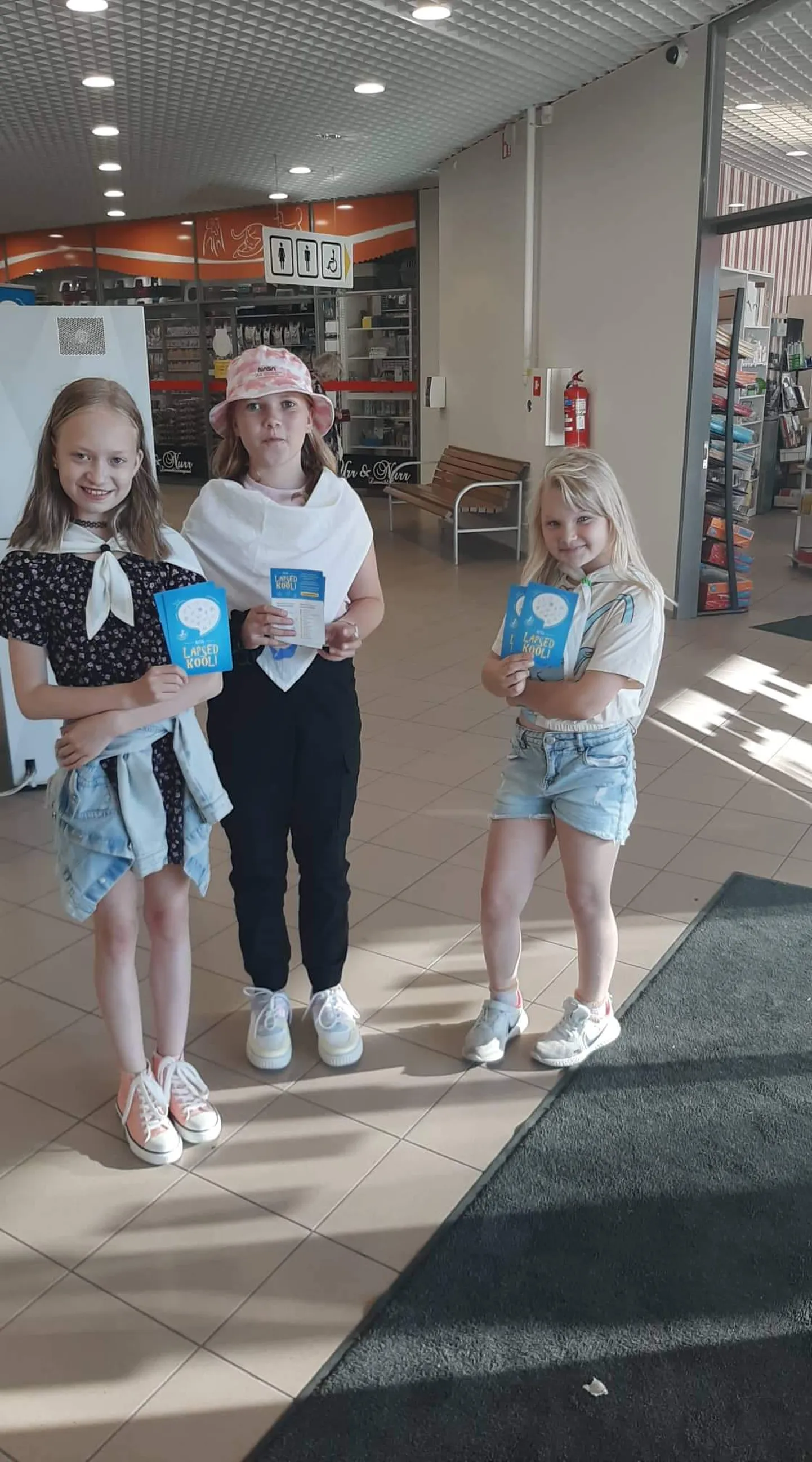 KOOLIKAUBA KOGUJAD: Kaisi Gretel Kane, Adeele Kane ja Kristella Šaluhhin.