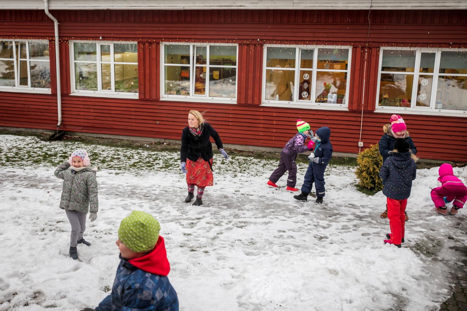 Lumi on lastemagnet, nii ka Kihnu kooli nooremate klasside õpilastele õuevahetunnis, kus korda pidas direktor Jana Ruubel.