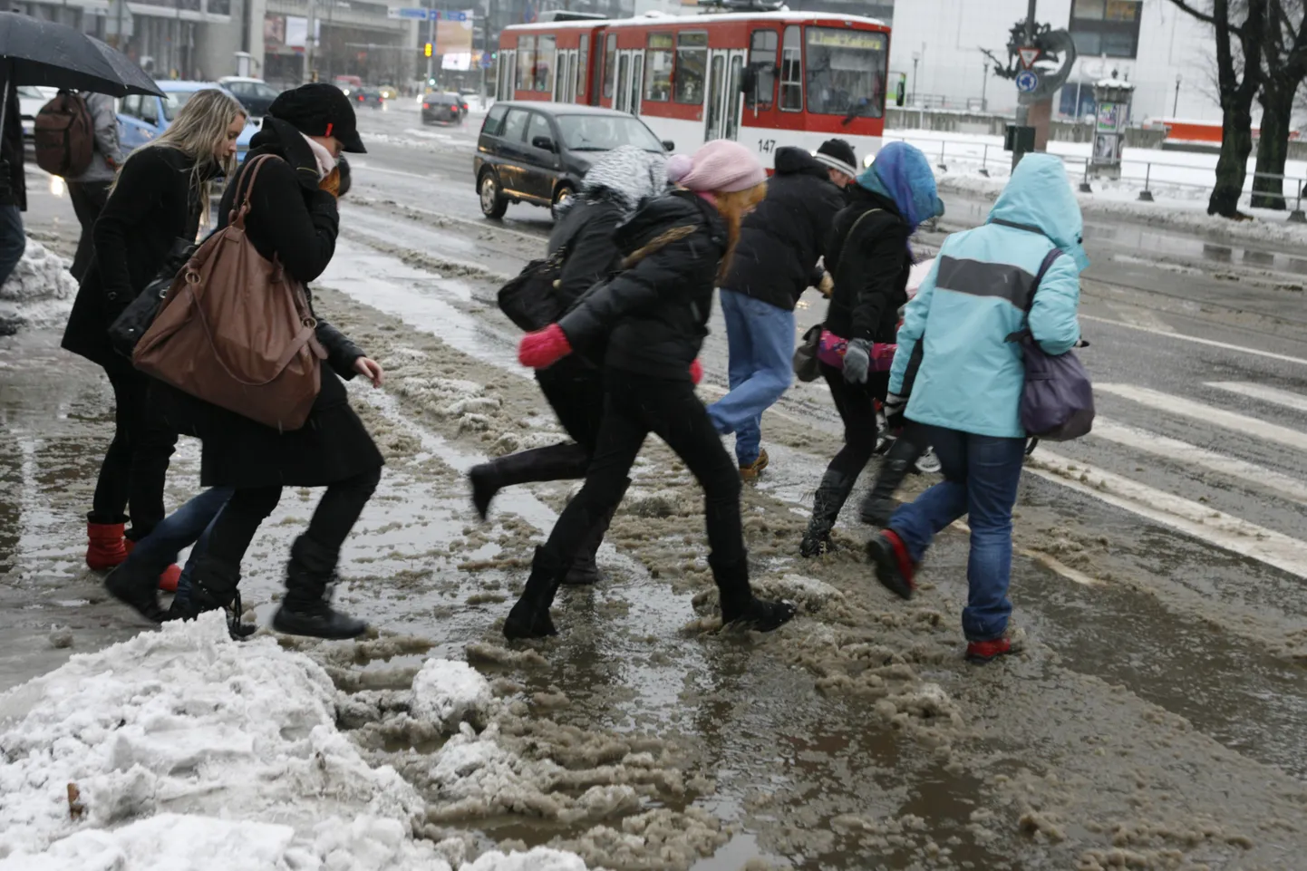 Tallinna ülekäigurajad on mõnes kohas päris raskesti läbitavad.
