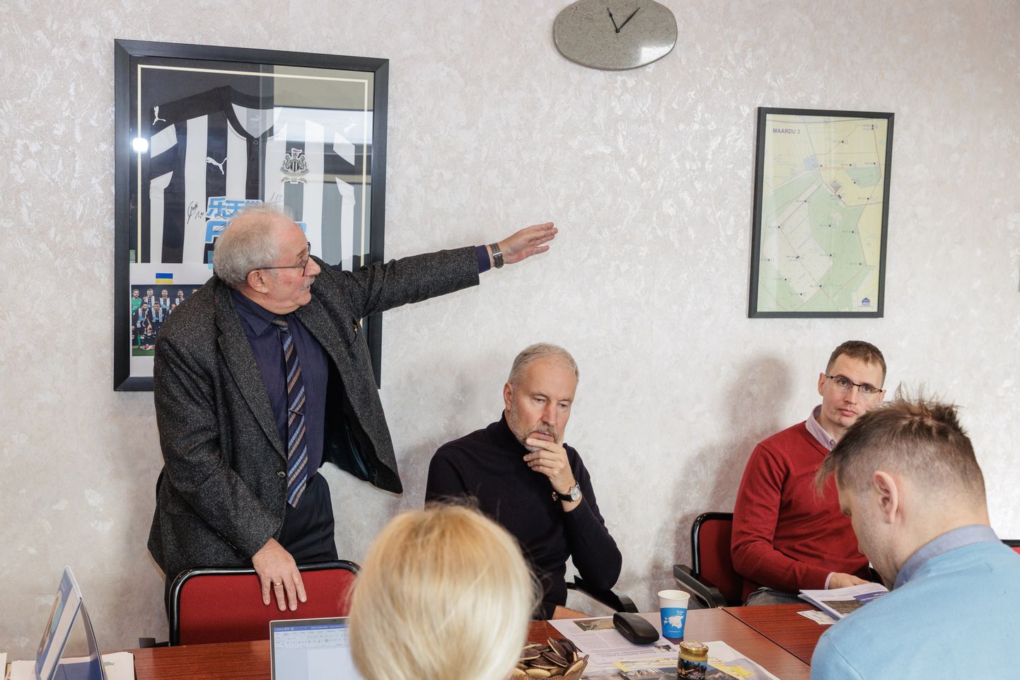 Lemestone factories of Estonia (Paekivitoodete Tehase OÜ) juhatuse esimees Vladimir Libman osutab kaardile, kus asub uuritud Maardu III kaeveala.