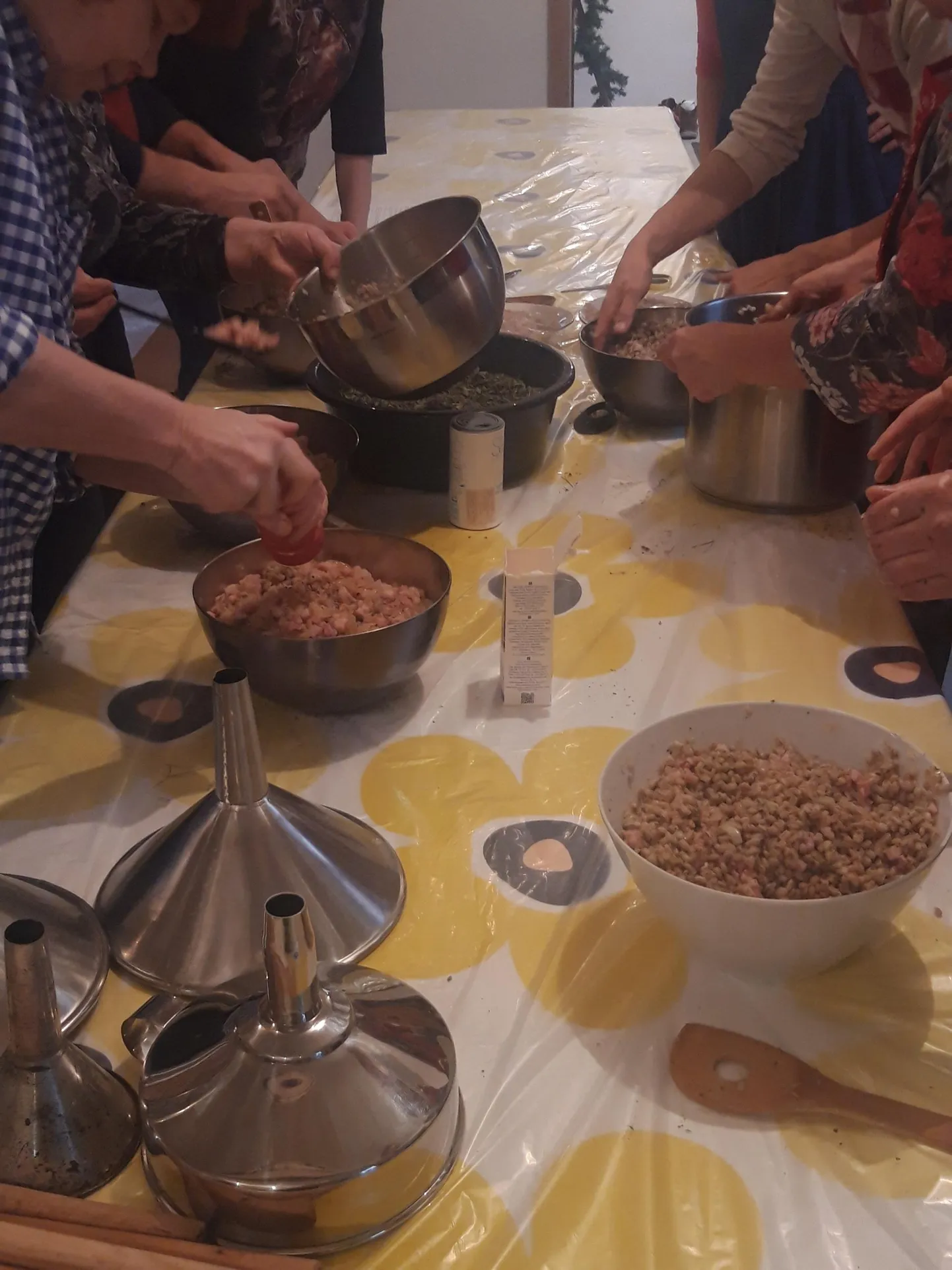 Sallas peetud festivalil tegid osalejad loomulikult ka verivorste.