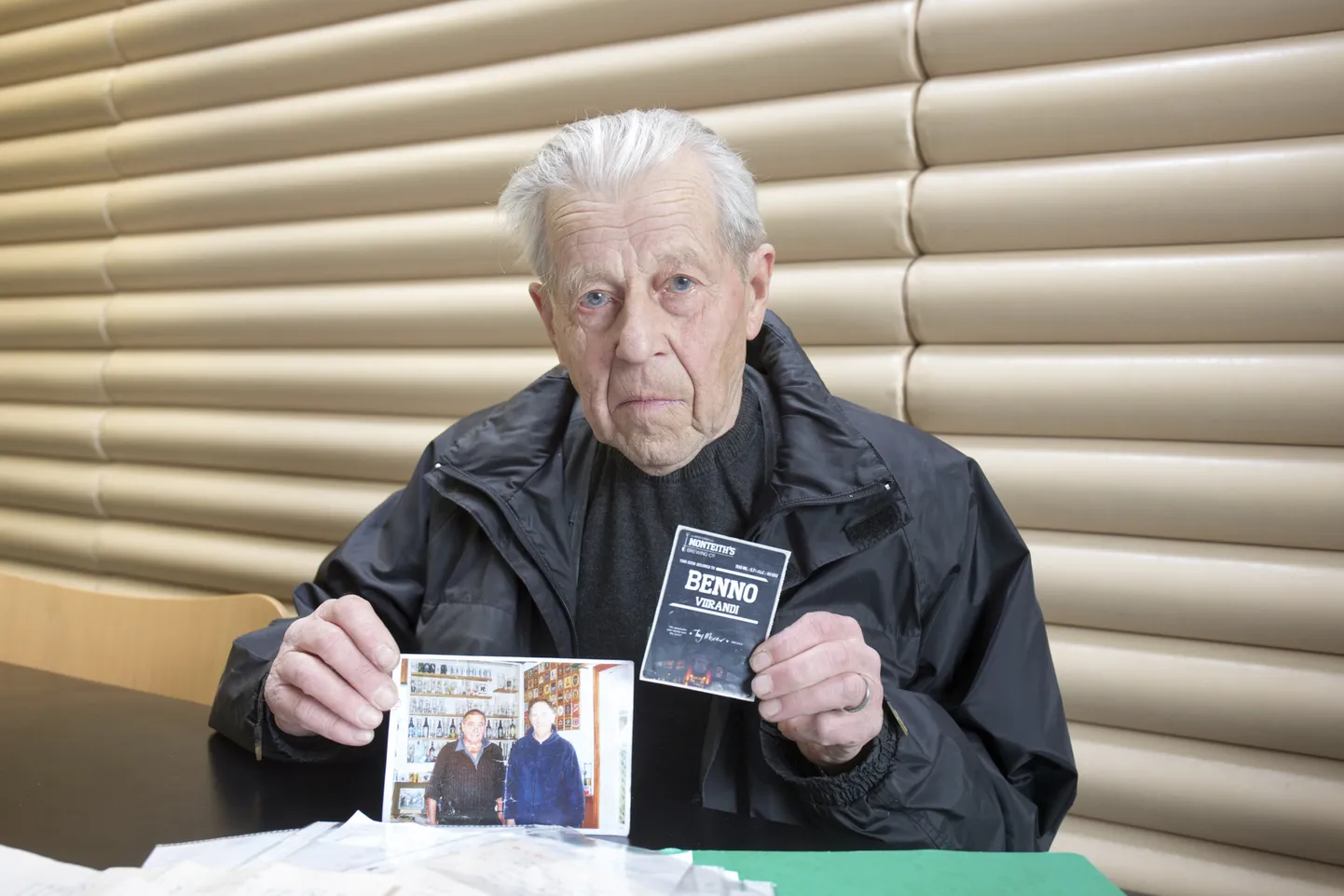Benno Viirandi demonstreerib talle pühendatud õlle silti ja fotot, millel on tema kirjasõber.