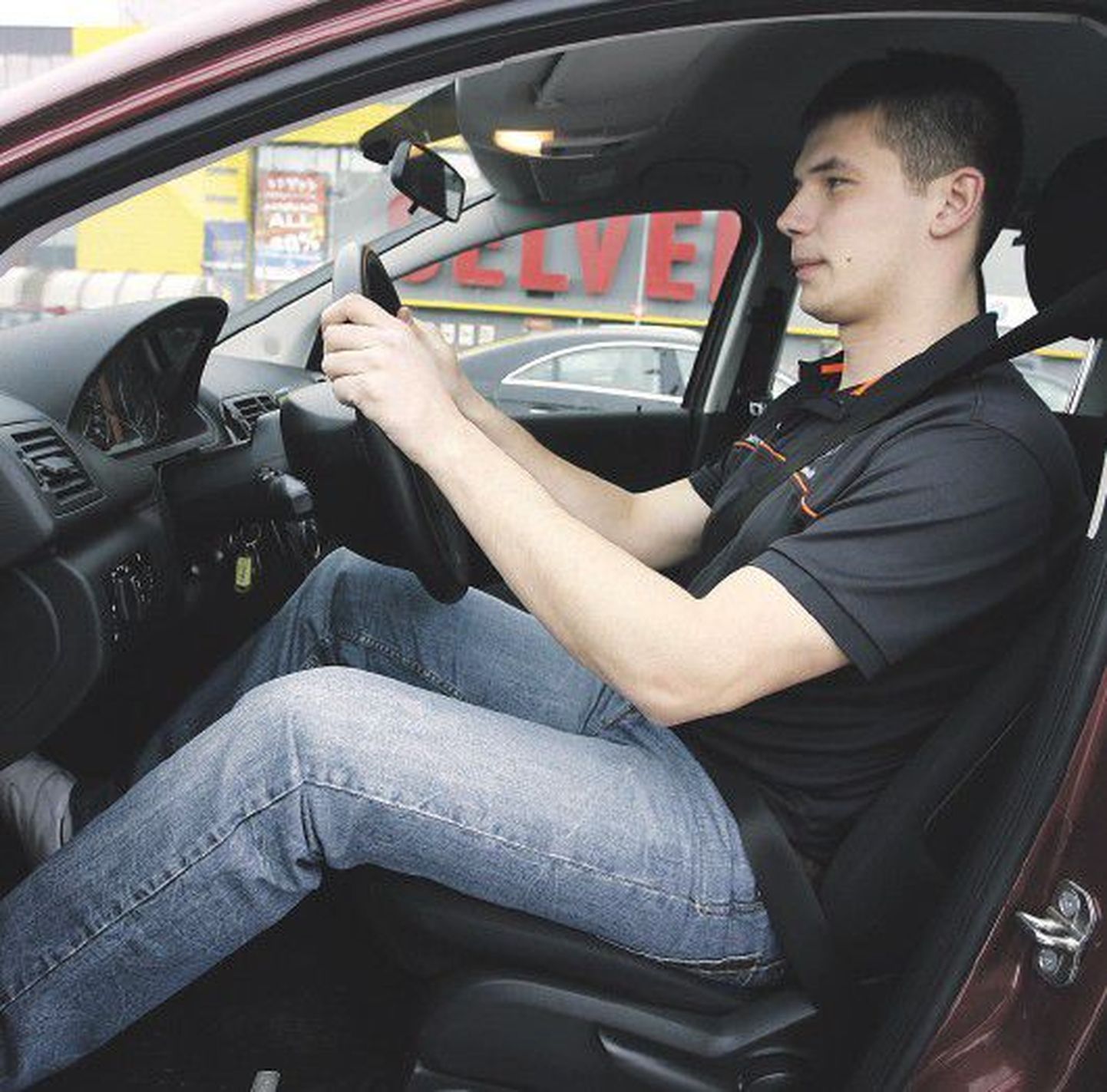 Инструктор по вождению на скользкой дороге OÜ Autosõit Райнер Сутт демонстрирует, как правильно должен быть пристегнут ремень безопасности.