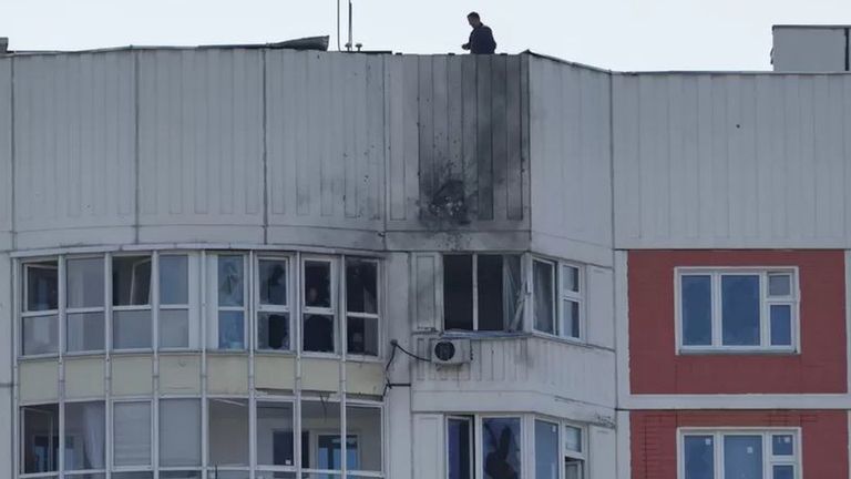 Здание, пострадавшее от попадания украинского беспилотника