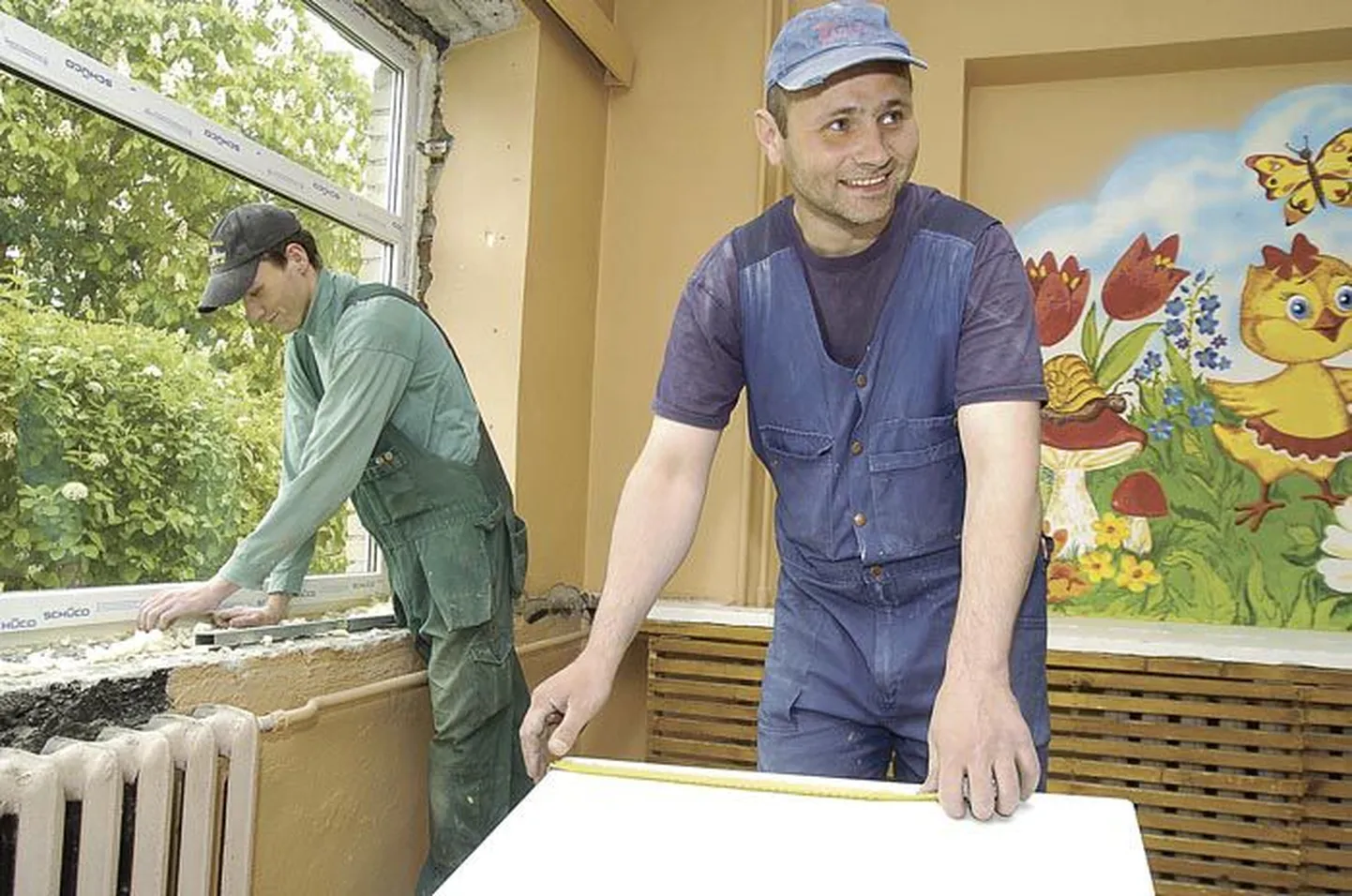 Pärnu Päikesejänku lasteaias on Glaskeki akende paigaldajatel Janek Tõllul (paremal) ja Aleksei Kusakinil jäänud panna veel ühe rühmaruumi aknad, siis on majal uued silmad peas.