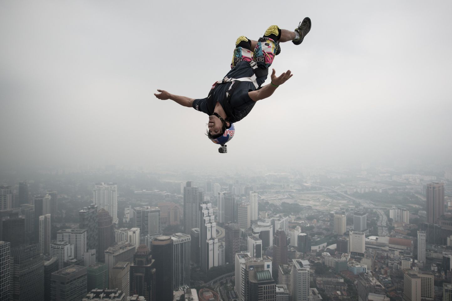 Vincent Reffet tegemas 2013 BASE-hüpet Malaisia Kuala Lumpuri 300 meetri kõrguselt hoonelt