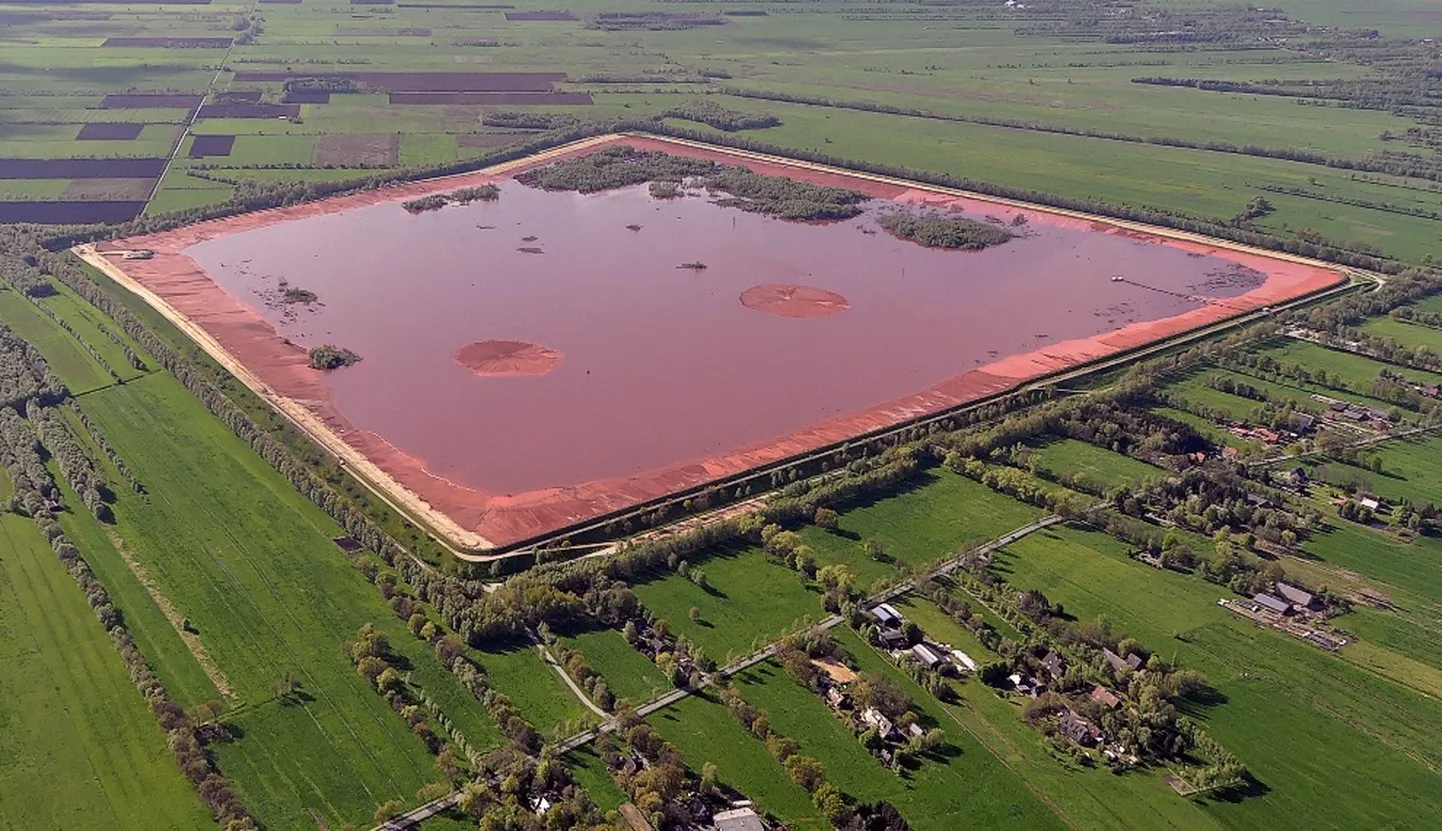 Alumiiniumitotmisel tekib suures koguses ülitoksilist punast muda. Iga tonni alumiiniumi tootmisel boksiidist moodustub umbes 1,3 tonni punast muda. Punase muda ladestuskoht Stade lähedal Saksamaal.