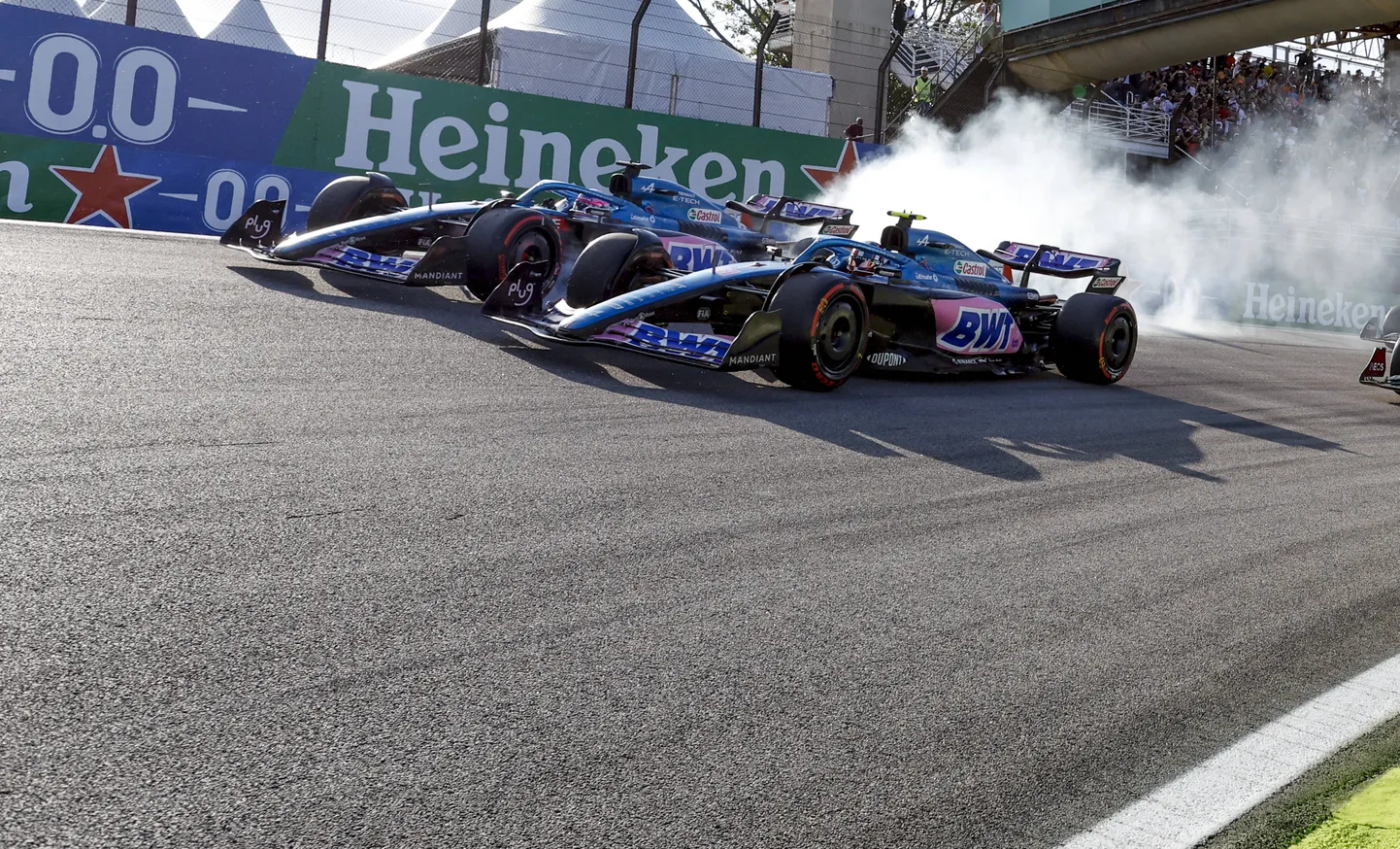 Esteban Ocon (vasakul) ja Fernando Alonso.