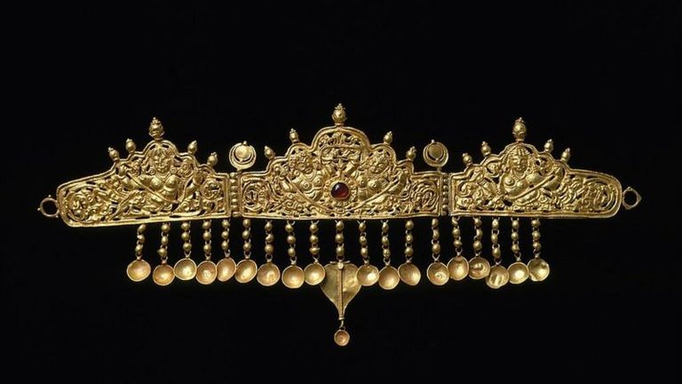 Золотая диадема из Индии, IX-X век. По большому счету - любое украшение, представляющее собой надеваемый на голову круг