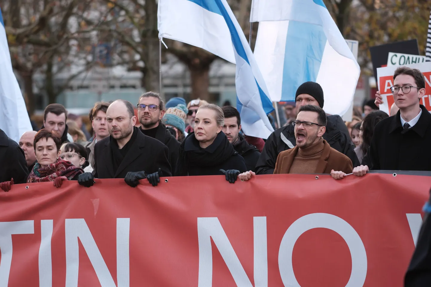 Vene opositsionäärid täna Saksamaa pealinnas Berliinis Venemaa sissetungi vastasel meeleavaldusel. Paremal Ilja Jašin, keskel Julia Navalnaja ja vasakul Vladimir Kara-Murza.