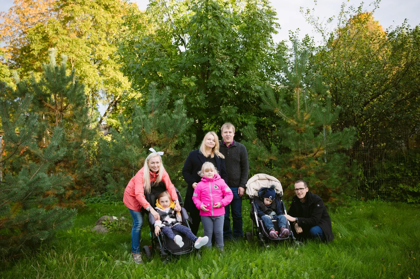 Karolini kooli algus: eestvedaja Monika Õun koos kaheksa-aastase Karoliniga (vasakul). Keskel seitsmene Mirtel oma vanemate Kersti ja Indrek Sikuga ning paremal kuuene Johannes isa Meelis Viidinguga.
