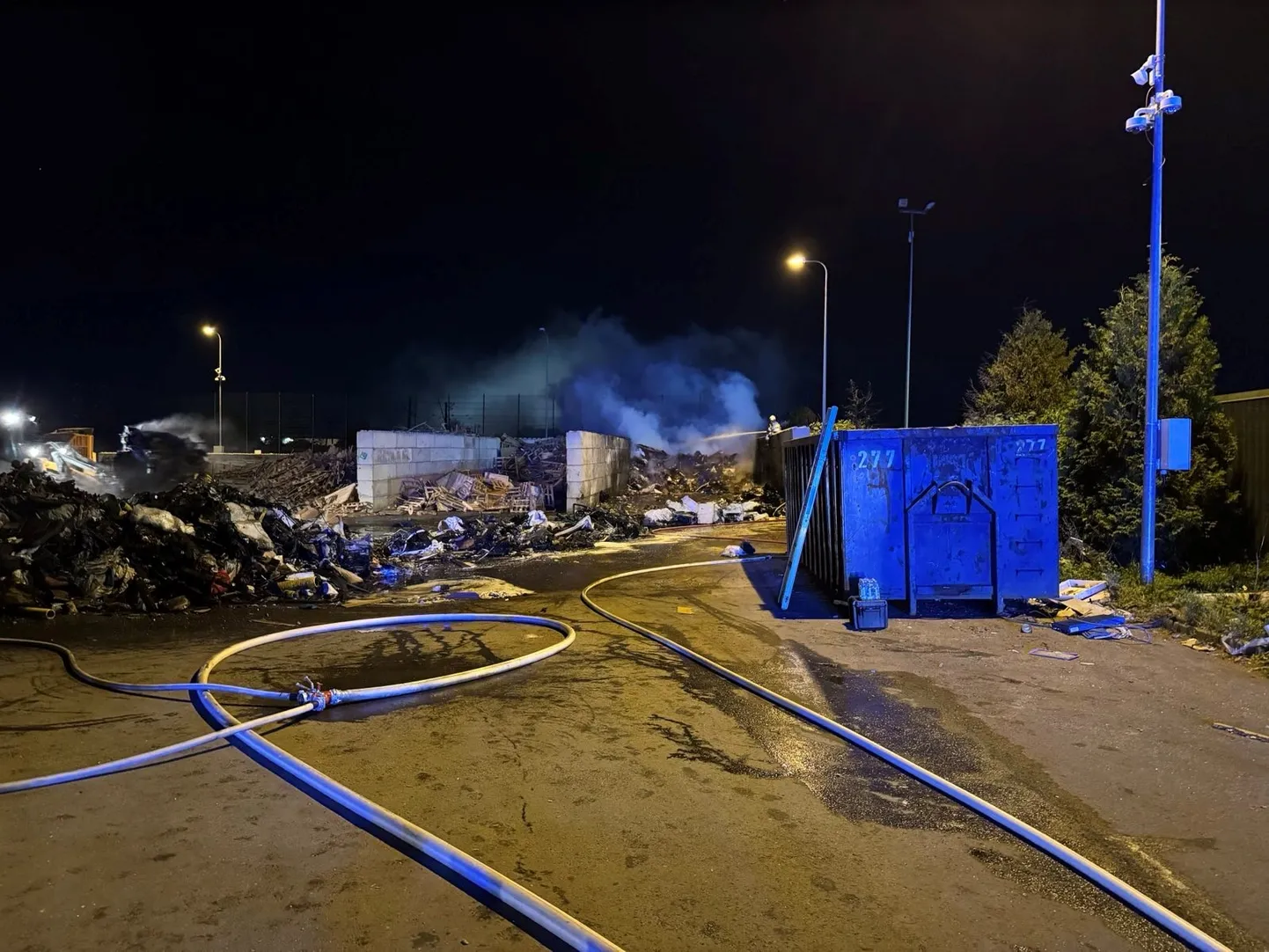 19 октября в 01:48 в Центр тревоги поступило сообщение о пожаре на станции переработки отходов на улице Суур-Сыямяэ в Ласнамяэ.