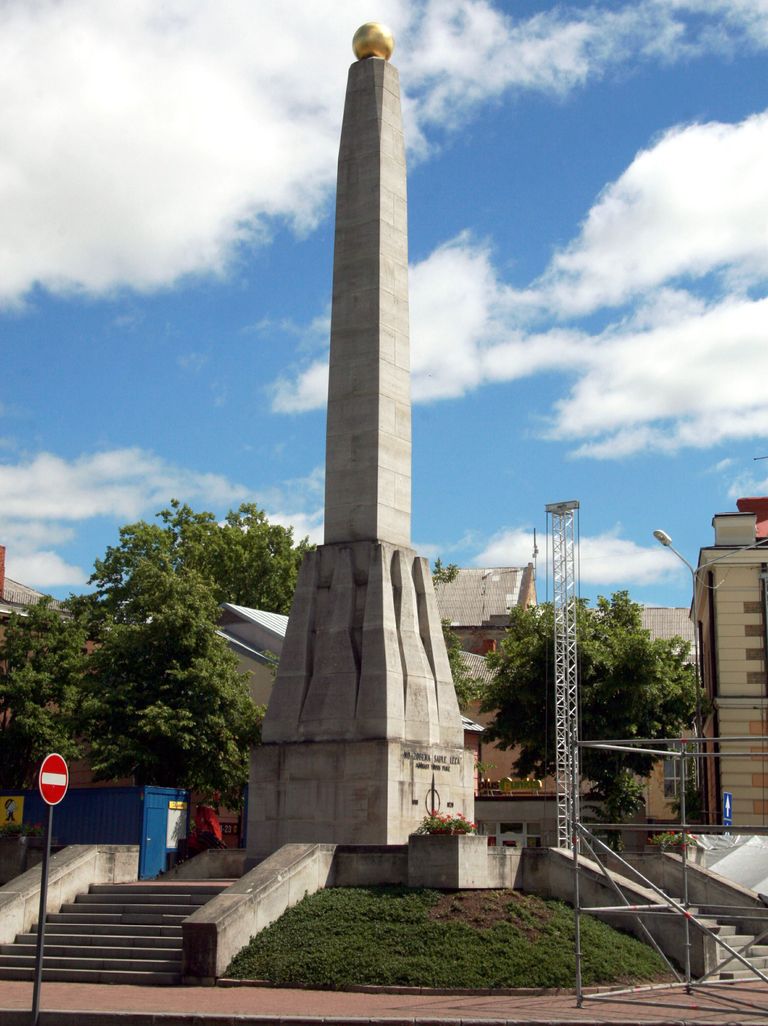 Памятник битве под Вынну в Цесисе, Латвия.