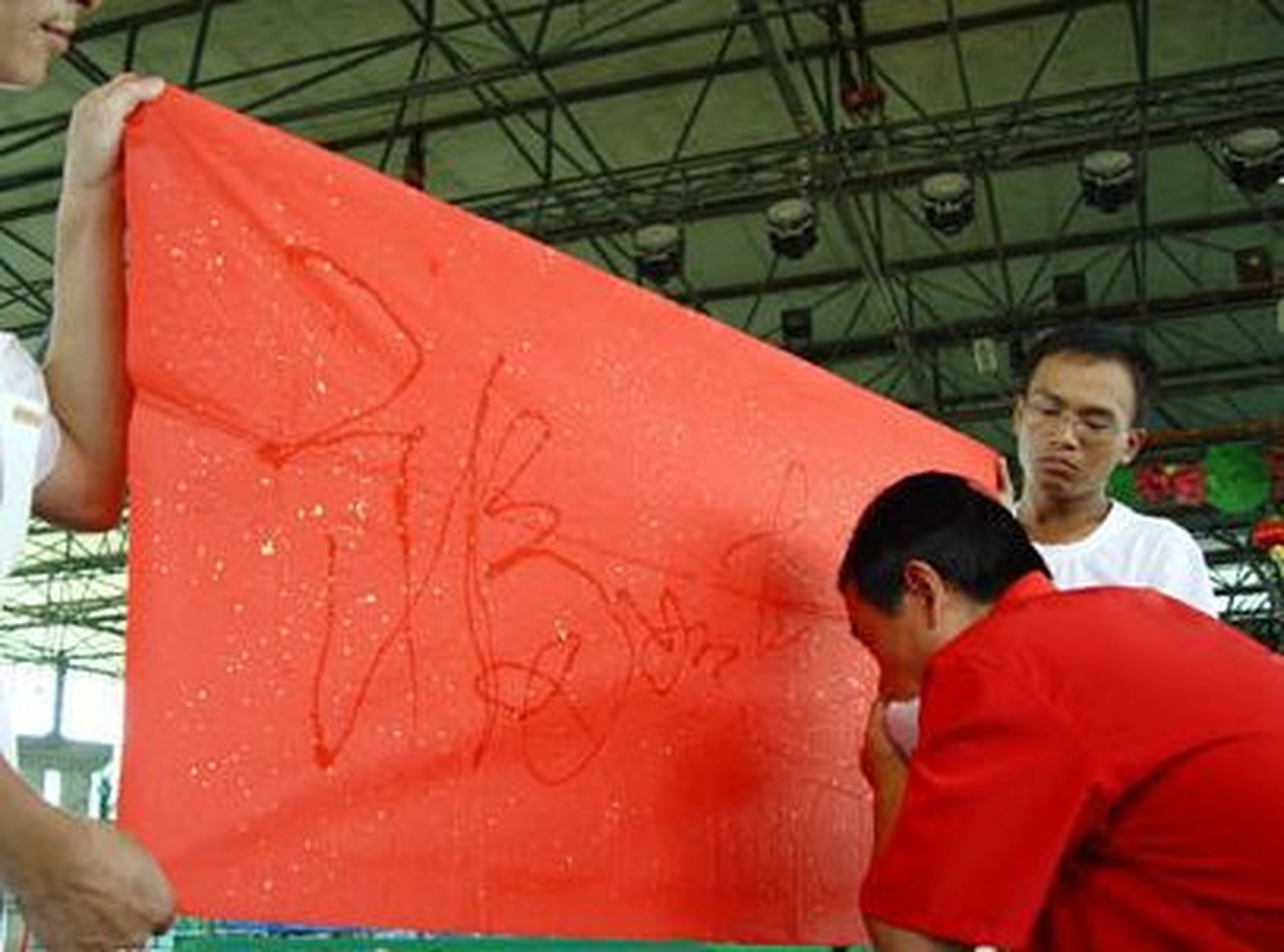 Hiinlane kirjutab silmadest pritsitava vee abil