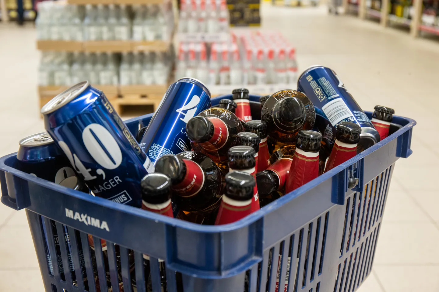 Õlut täis ostukorv Maximas.