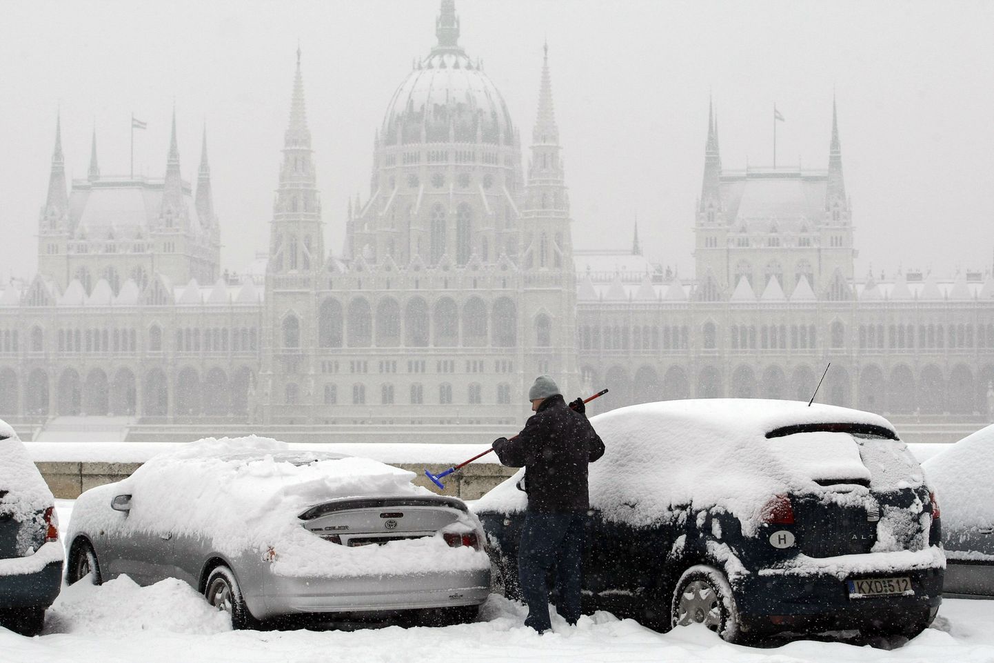 Ungari parlamendi hoone Budapestis mattub lumme.