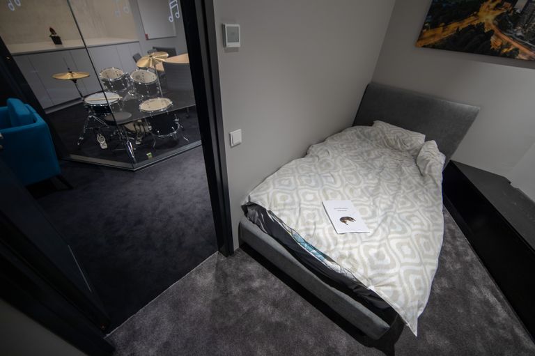 Kuna Pipedrive töötajad asuvad mitmes riigis, siis on kontoris olemas magamisnurk kaugemalt tulijatele või pikki tööpäevi tegijatele.