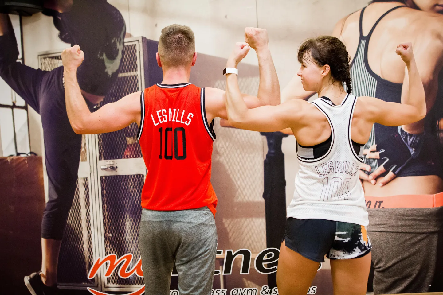 Pärnu Postimees püüdis pildile treeningu spordiklubis MyFitness, kus ümmarguse arvuga treeningkava esitlusel osales üle 30 treenija.