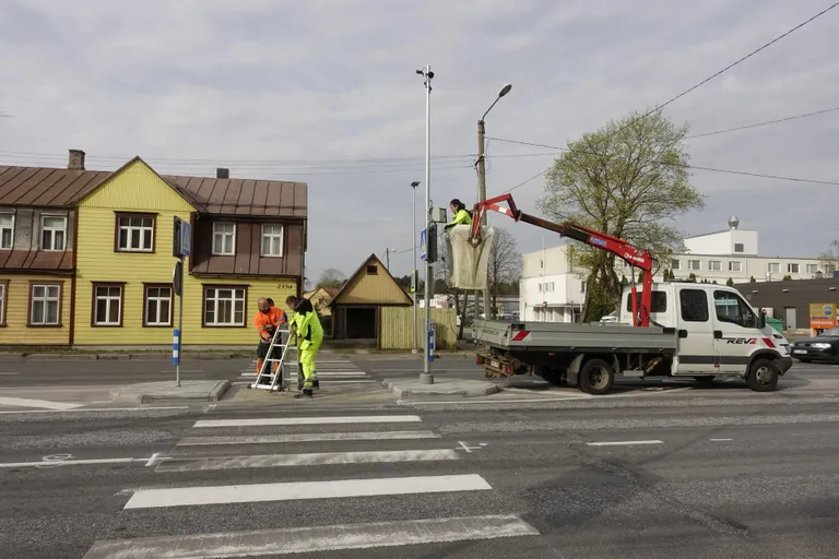 Täna hommikul paigaldati vilkuvaid ülekäiguraja märke Pärnus Saare tänava ja Riia maantee ristmikule.