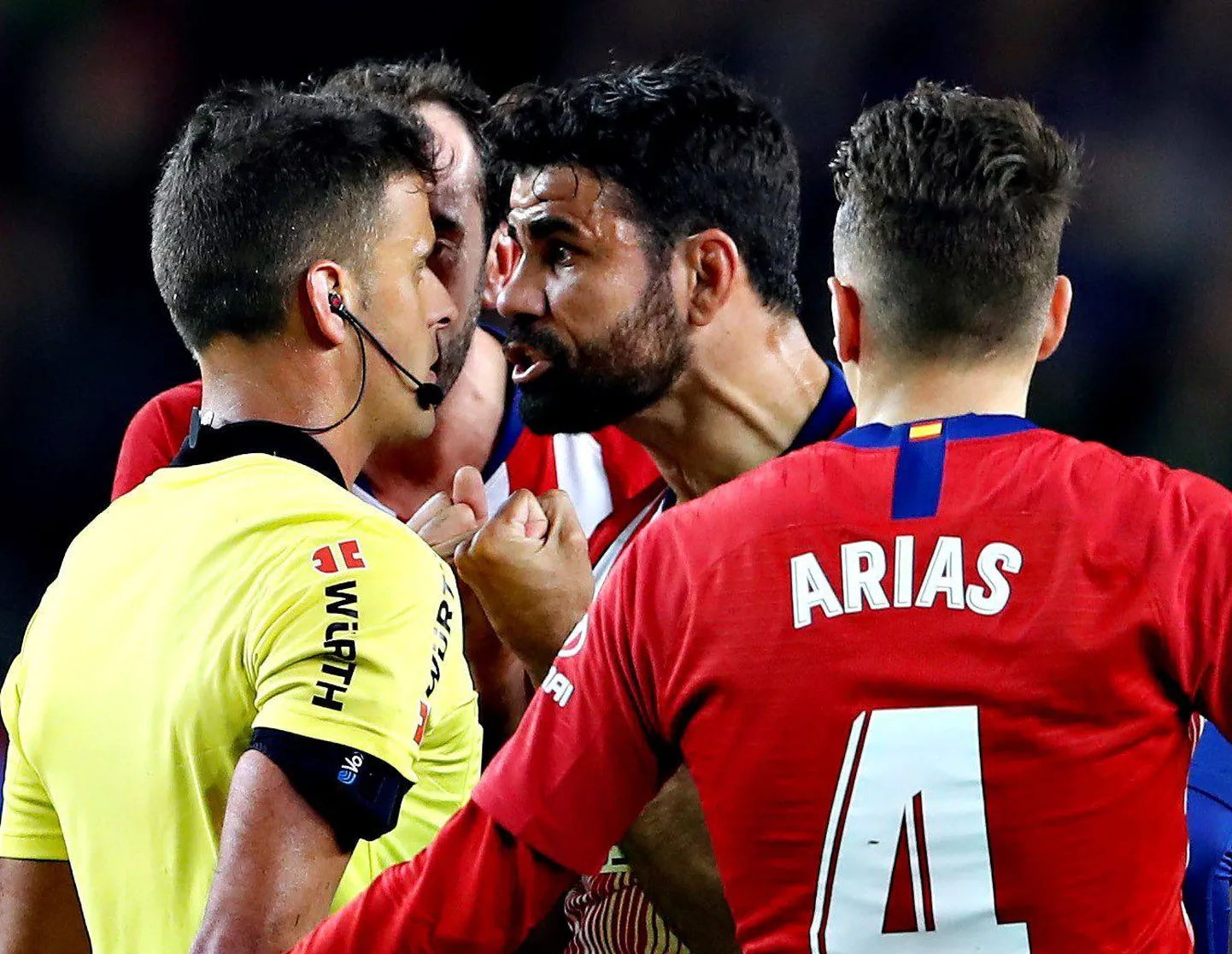 Diego Costa on kohtunikega väga tihti pahane.