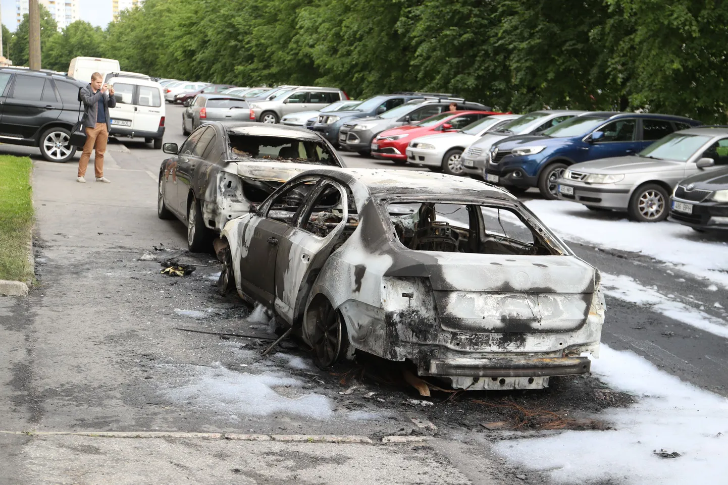 Õismäel põlesid täna öösel kortermaja ette pargitud autod.