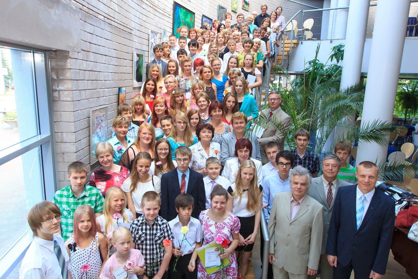 Maakonna silmapaistvamad koolilõpetajad ja õpetajad maavanema tunnustusüritusel Valgas.