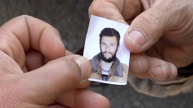 Далаал показывает нам фотографию сына. По ее словам, его убили вооруженные люди, которые похитили его у нее на глазах.