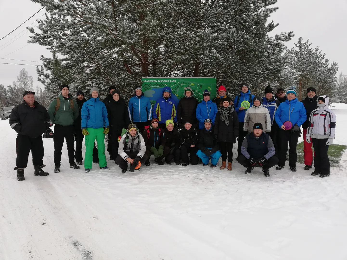Jõulude eel kogunesid kohalikud discgolfarid heategevuslikule mängule, et kinkida Viljandimaa perele pesumasin.