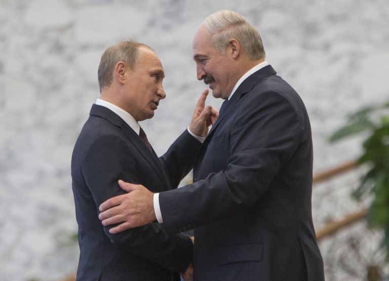 Александр Лукашенко ласково приветствует Путина во время саммита лидеров Содружества Независимых Государств (СНГ) в Минске, 10 октября 2014 года.