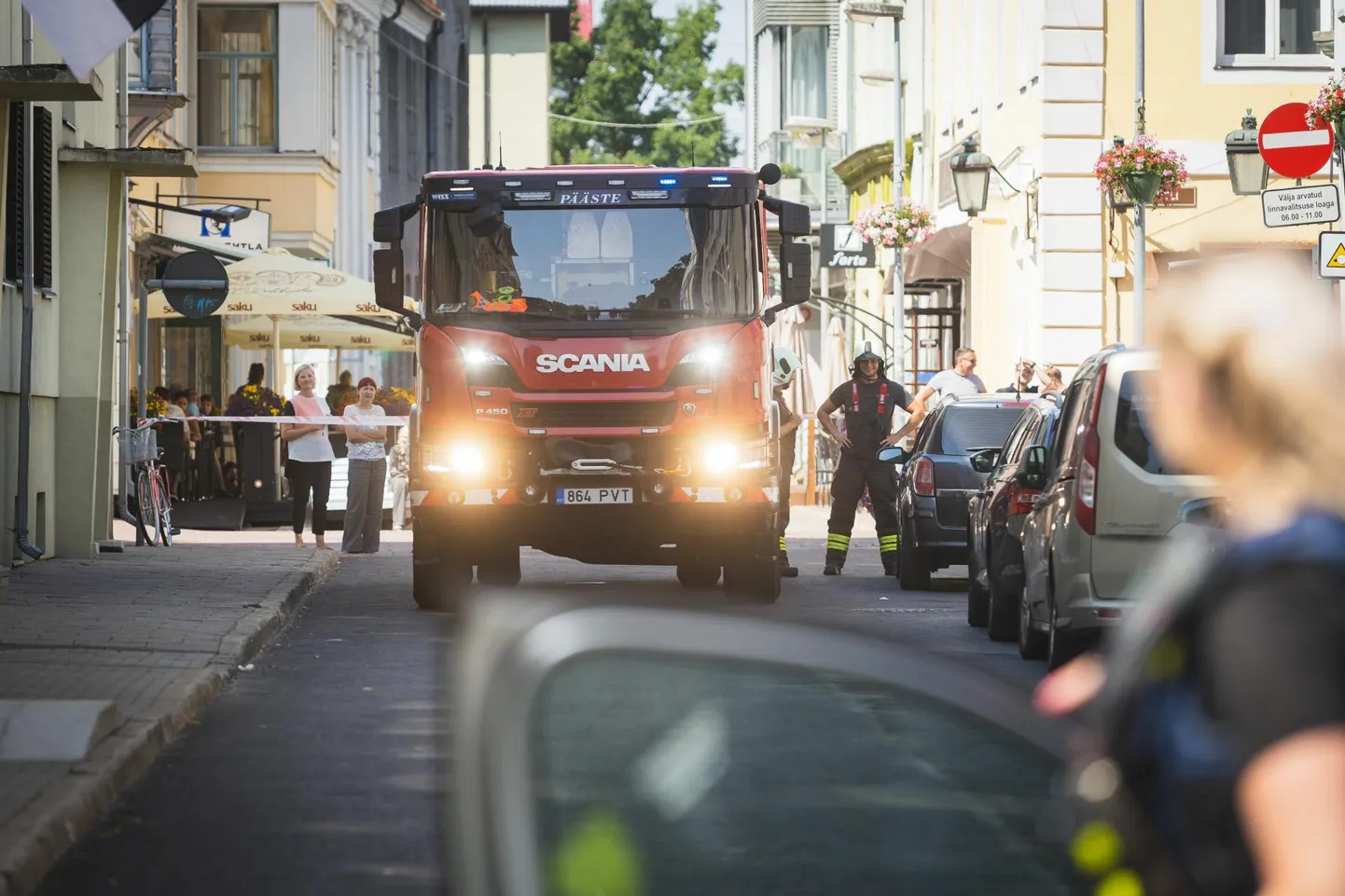 Pommiähvarduse tõttu suleti Pärnu kesklinnas kohtumaja esine tänavalõik.