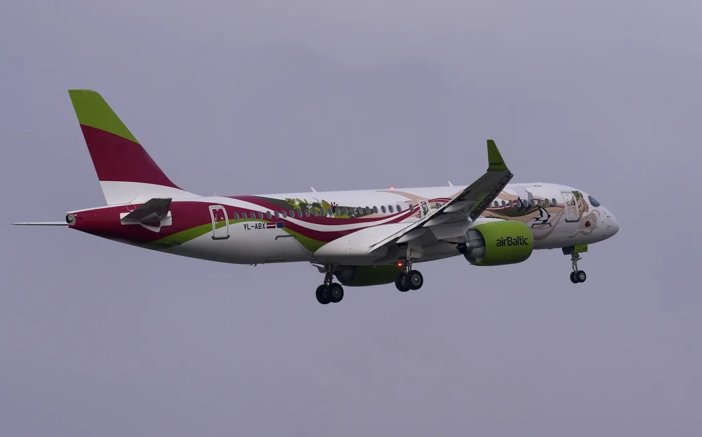 Latvijas nacionālās aviokompānijas "airBaltic" 50. "Airbus A220-300" lidmašīna ar īpašo krāsojumu